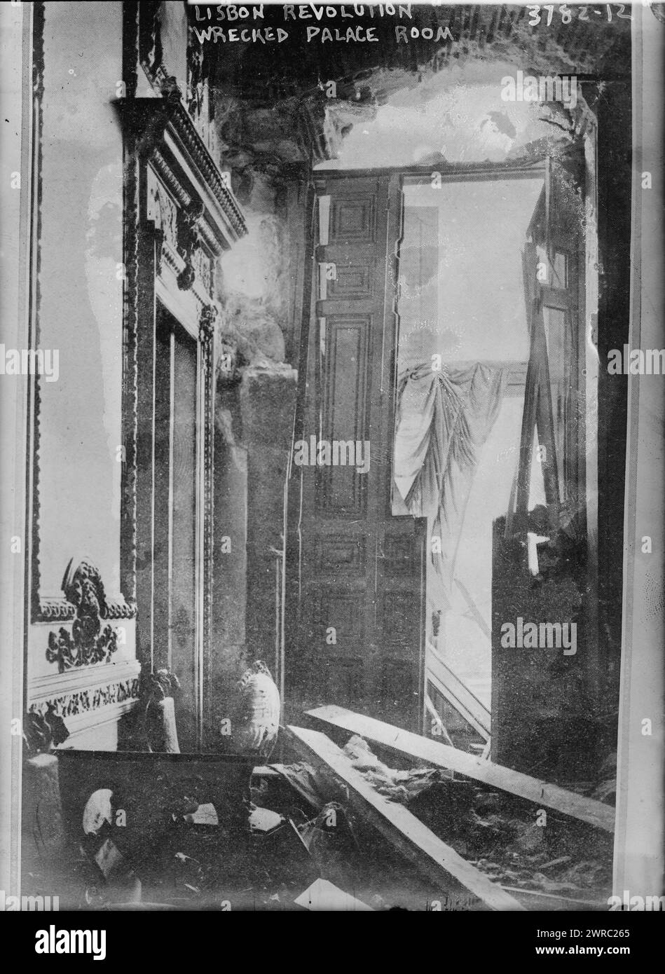 Lisbona, la rivoluzione ha distrutto la stanza del palazzo, la fotografia mostra una stanza danneggiata nel Palácio das Necessidades di Lisbona, Portogallo, che è stata colpita da proiettili il 5 ottobre 1910 durante la rivoluzione repubblicana., 1910, Glass negative, 1 negative: Glass Foto Stock