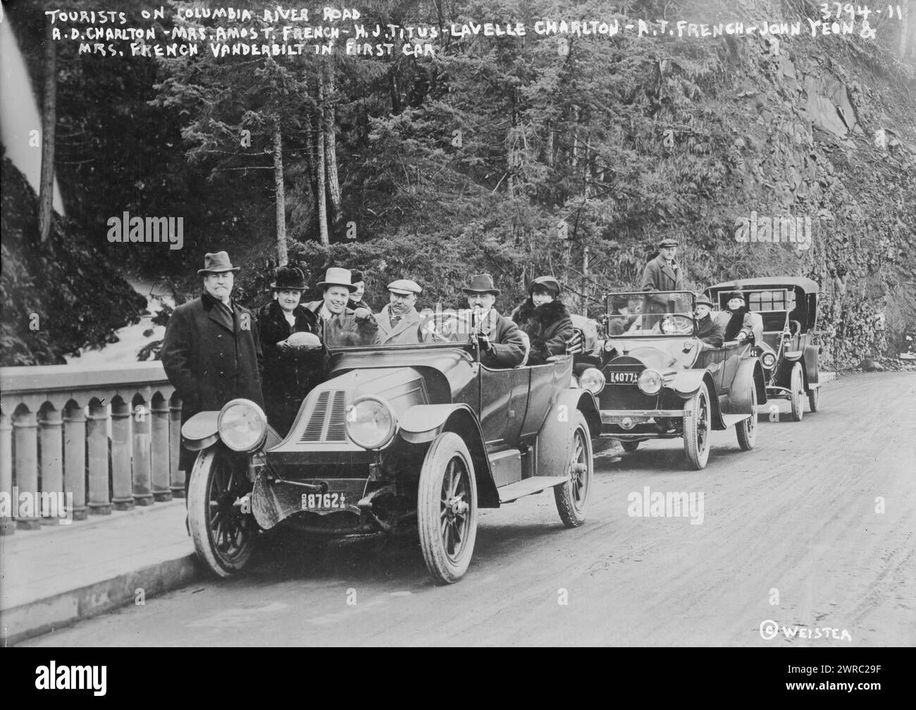 Turisti su Columbia River Road, A.D. Charlton - Mrs. Amos T. French - H.J. Titus - Lavelle Charlton - A.T. French - John Yeon & Mrs. French Vanderbilt in prima auto, la fotografia mostra un gruppo di turisti che viaggiano sulla Columbia River Highway, tra cui il signor Amos Tuck French e sua moglie Ellen, la signora Alfred Gwynne Vanderbilt e Hazen J. Titus. John B. Yeon, pilota dell'auto di fronte, era un sostenitore dell'autostrada., 1916 marzo 1, Glass negative, 1 negativo: Glass Foto Stock