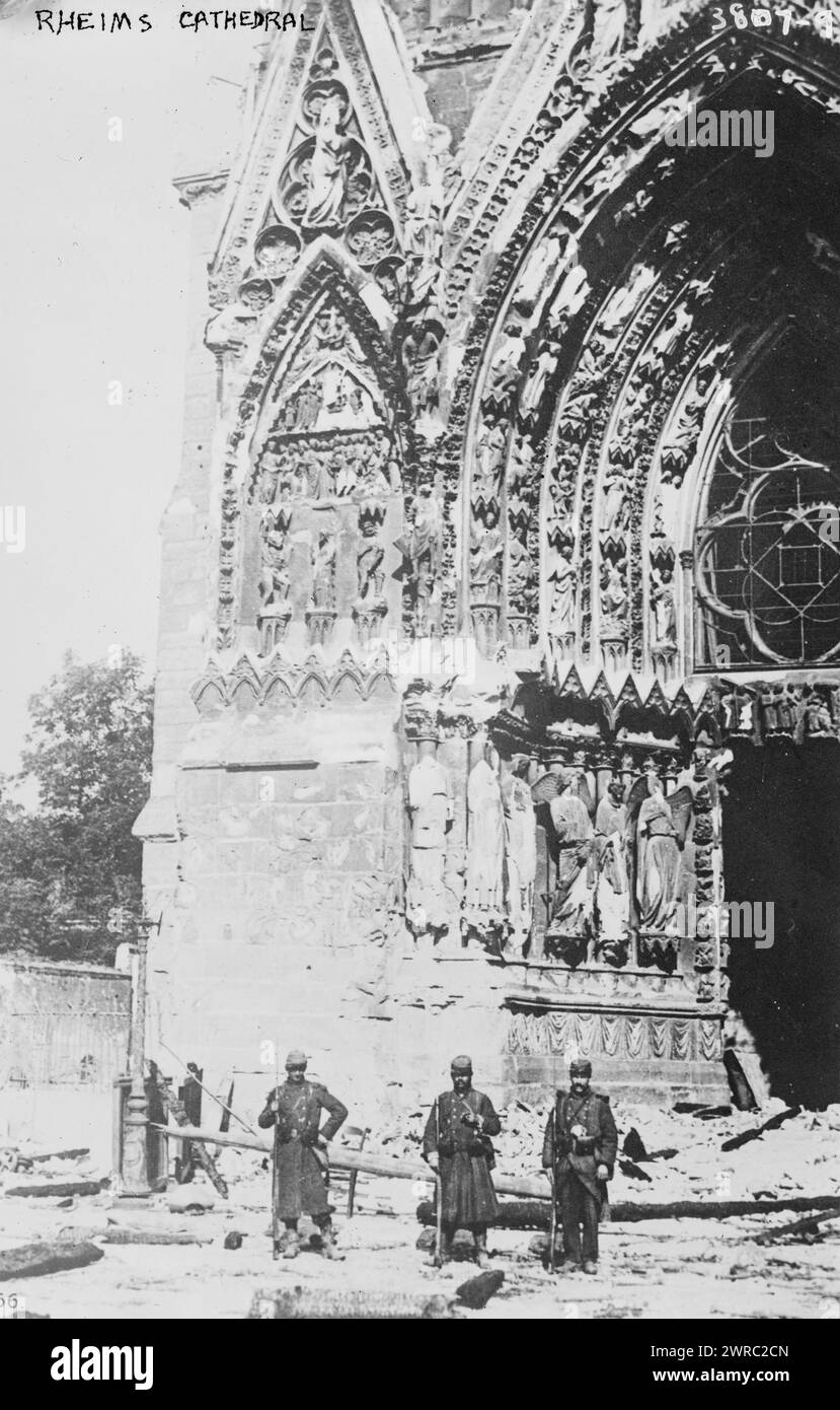 Cattedrale di Reims, la fotografia mostra la cattedrale di Notre Dame de Reims, Reims, in Francia, che fu gravemente danneggiata dai bombardamenti dell'artiglieria tedesca nel settembre 1914., tra ca. 1915 e ca. 1920, Glass negative, 1 negativo: Glass Foto Stock