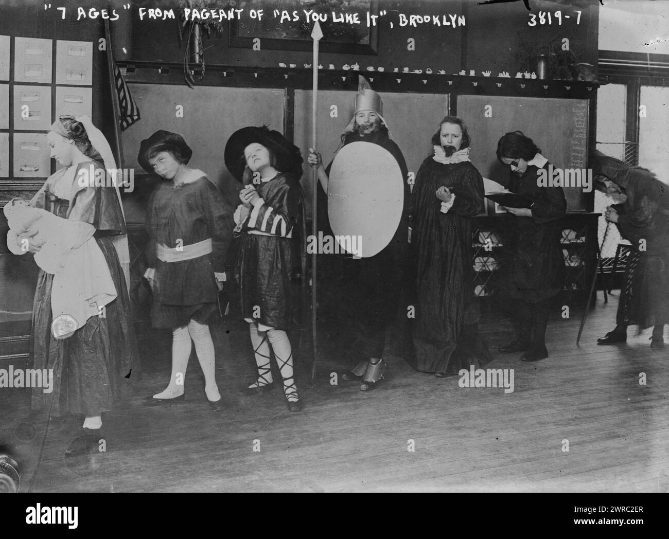 7 Ages' dal concorso di "AS You Like IT", Brooklyn, tra ca. 1915 e ca. 1920, Glass negative, 1 negativo: Glass Foto Stock