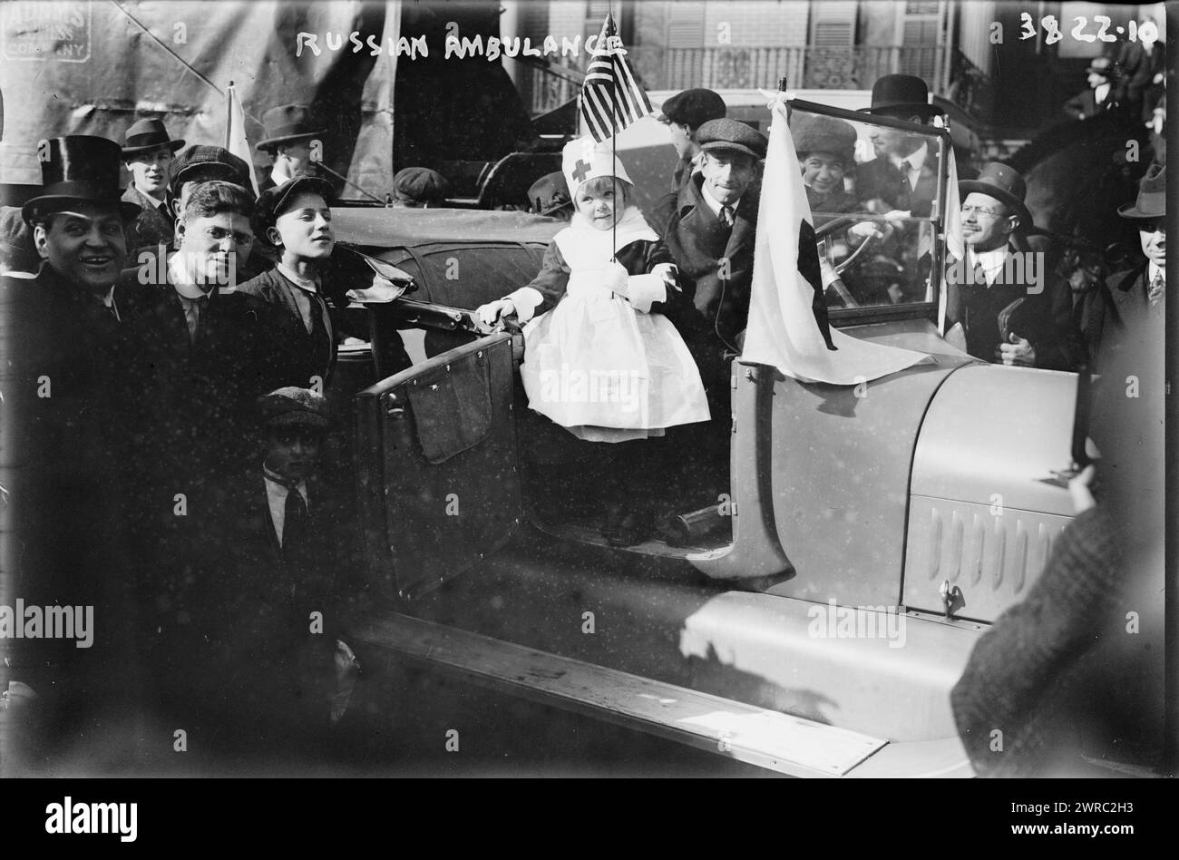 Ambulanza russa, la fotografia mostra un bambino con l'uniforme di un infermiere della Croce Rossa in piedi su un'ambulanza donata alla Russia dalla Croce Rossa. La consacrazione dell'ambulanza ha avuto luogo il 10 aprile 1916 di fronte al Consolato russo, 22 Washington Square, New York City., 1916 10 aprile, Glass negatives, 1 negativo: vetro Foto Stock