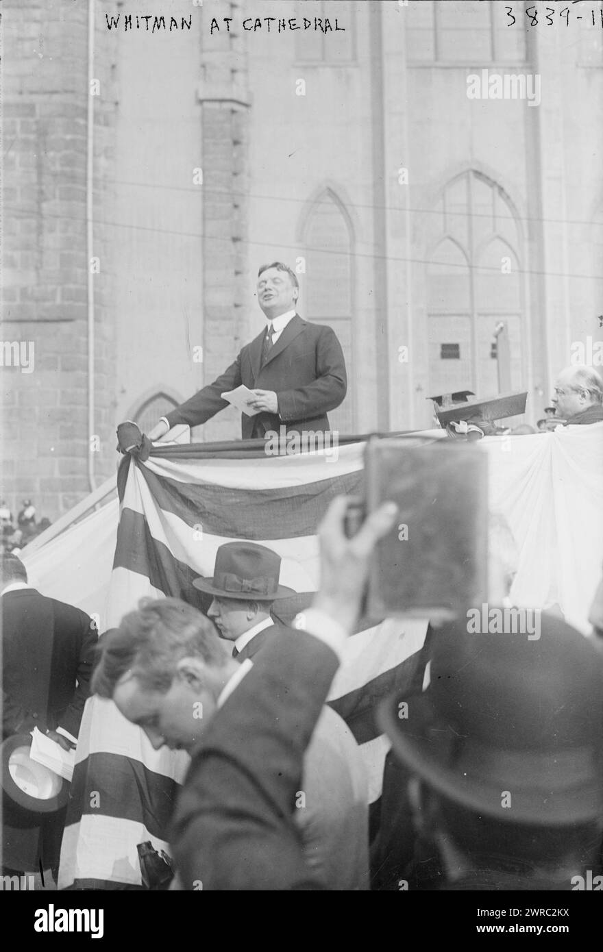 Whitman at Cathedral, la fotografia mostra il Governatore Charles Whitman che si rivolge alla folla alla cerimonia di inaugurazione della costruzione della Cattedrale di St John the Divine a New York City, 9 maggio 1916., 1916 maggio 9, Glass negatives, 1 negativo: vetro Foto Stock