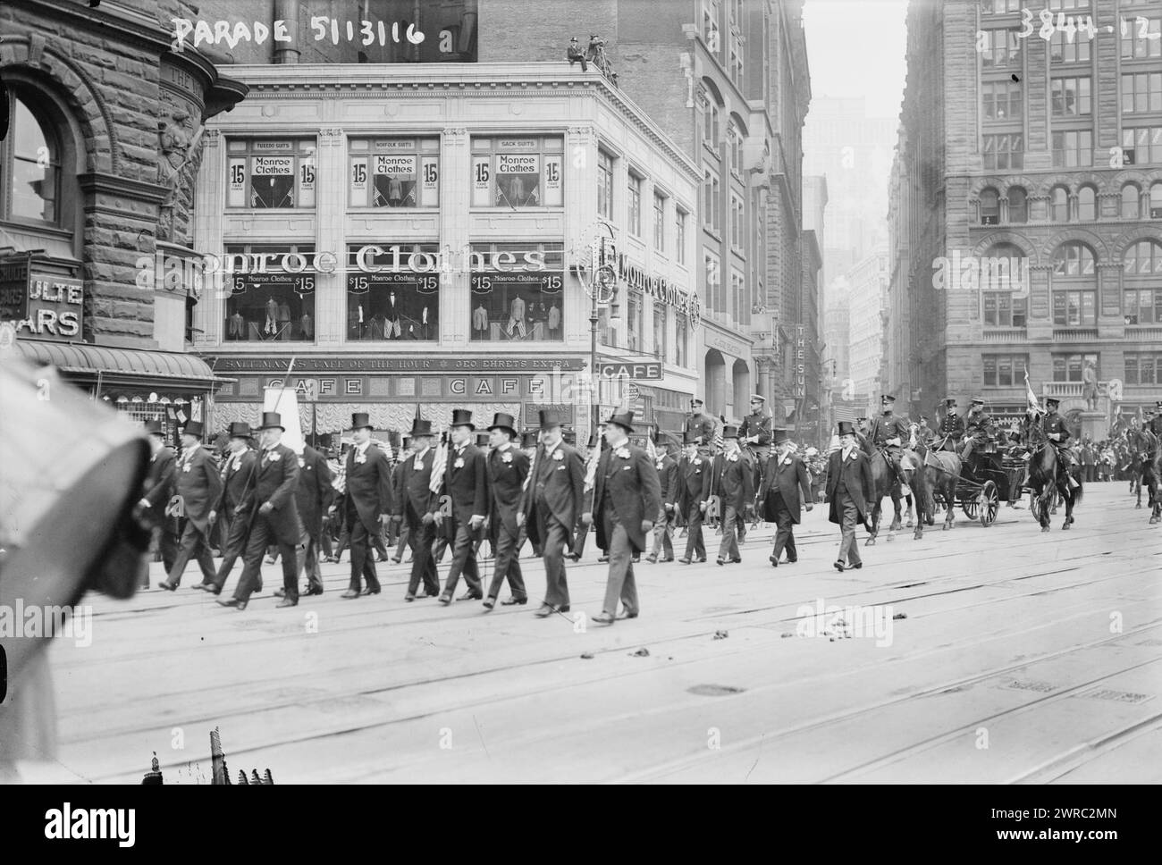 Parade, 13/5/16, la fotografia mostra la Parata di preparazione dei cittadini a Printing House Square, New York City, in cui 135.000 marciò., 13/5/16, Glass negative, 1 negativo: Vetro Foto Stock