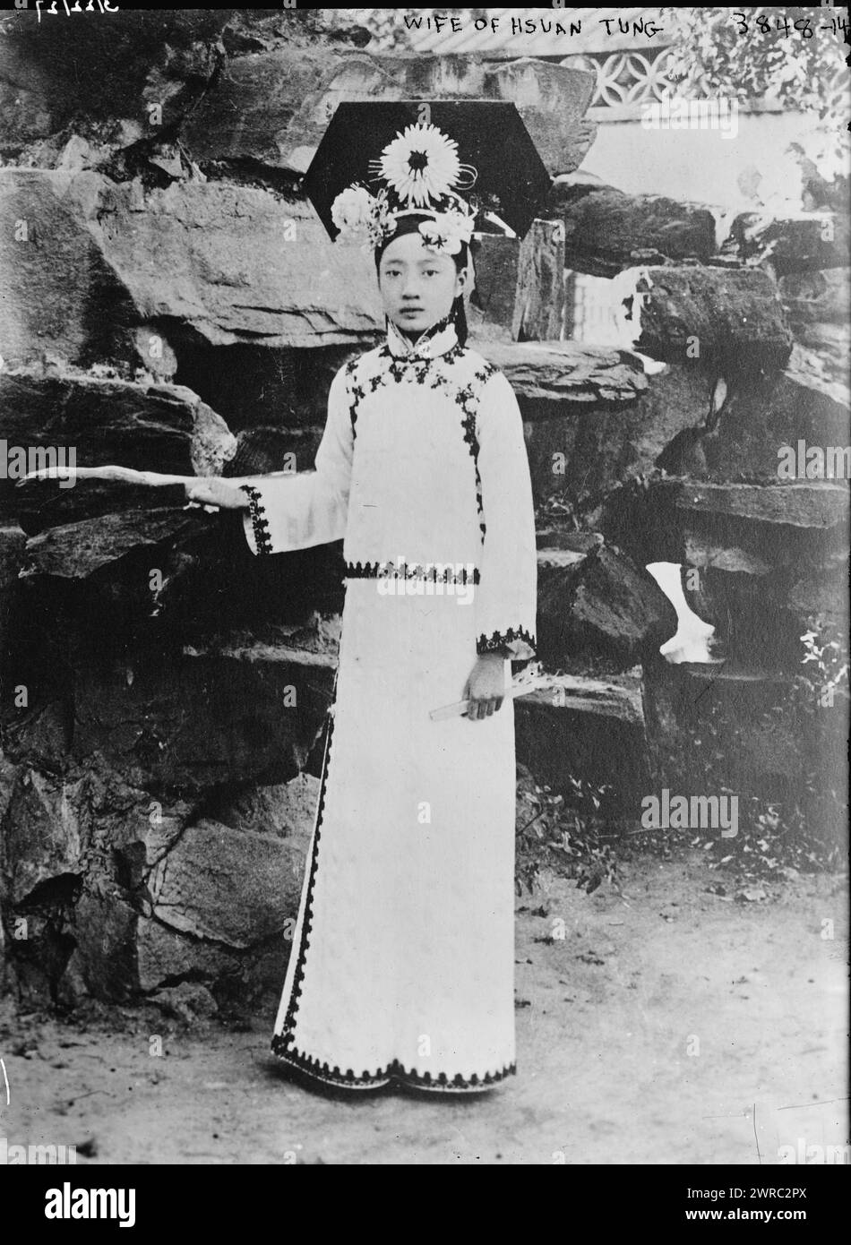 Moglie di Hsuan - Tung, la fotografia mostra la moglie di Hsuan-t'ung (Xuantong), l'ultimo imperatore della Cina. 1915 e ca. 1920, Glass negative, 1 negativo: Glass Foto Stock
