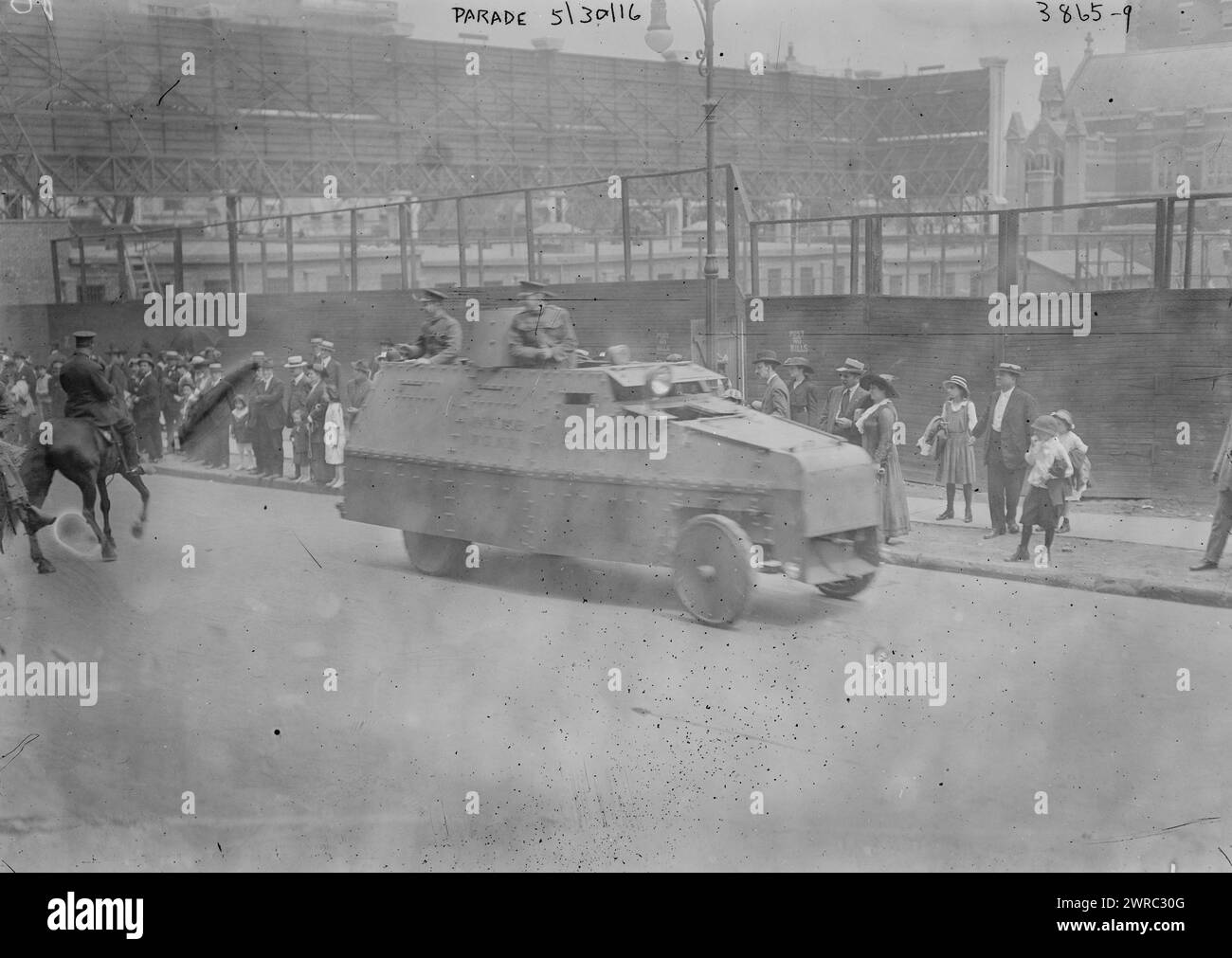 Parade, 30/5/16, la fotografia mostra un "B-1", un'auto blindata costruita su un telaio Mack AB (camion) che partecipa a una parata il 30 maggio 1916 a New York City. Sul lato dell'auto: "NGNY" (Guardia Nazionale di New York)., 5/30/16, Glass negative, 1 negative: Glass Foto Stock