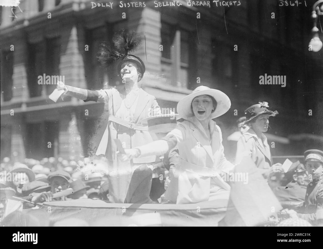 Dolly Sisters Selling Bazaar biglietti, fotografie spettacoli di vaudeville artisti The Dolly Sisters, gemelli Rosika (Rose) (1892-1970) e Jansci (Jenny) (1892-1941) Deutsch, Selling tickets at Allied Bazaar Ticket Day in New York City, 1 giugno 1916., 1916 giugno 1, Glass negatives, 1 negativo: vetro Foto Stock