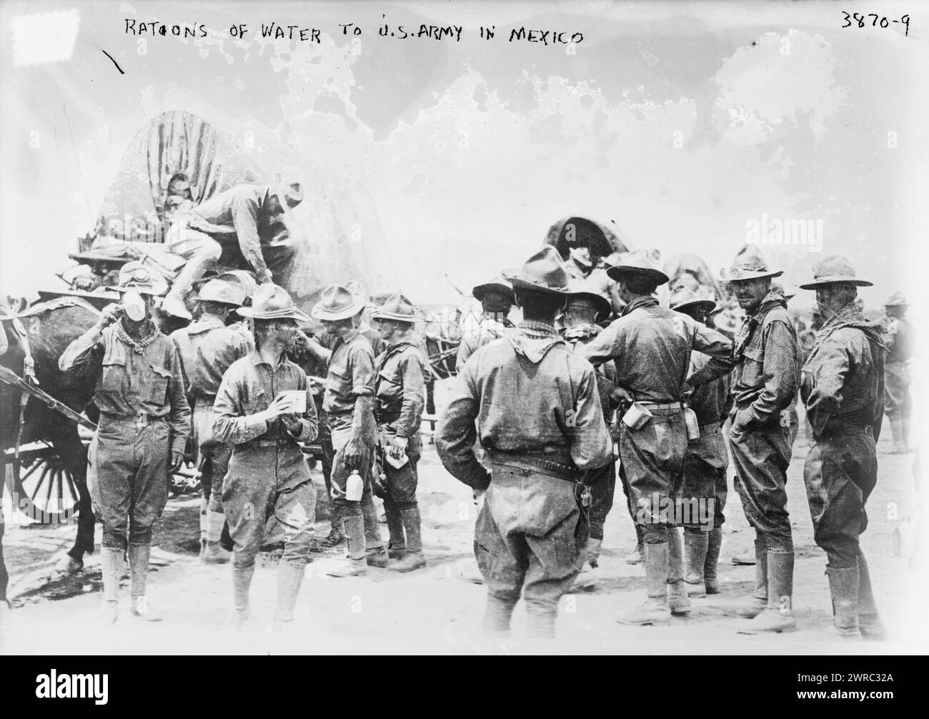 Rations of Water all'esercito degli Stati Uniti in Messico, tra ca. 1915 e ca. 1920, Glass negative, 1 negativo: Glass Foto Stock