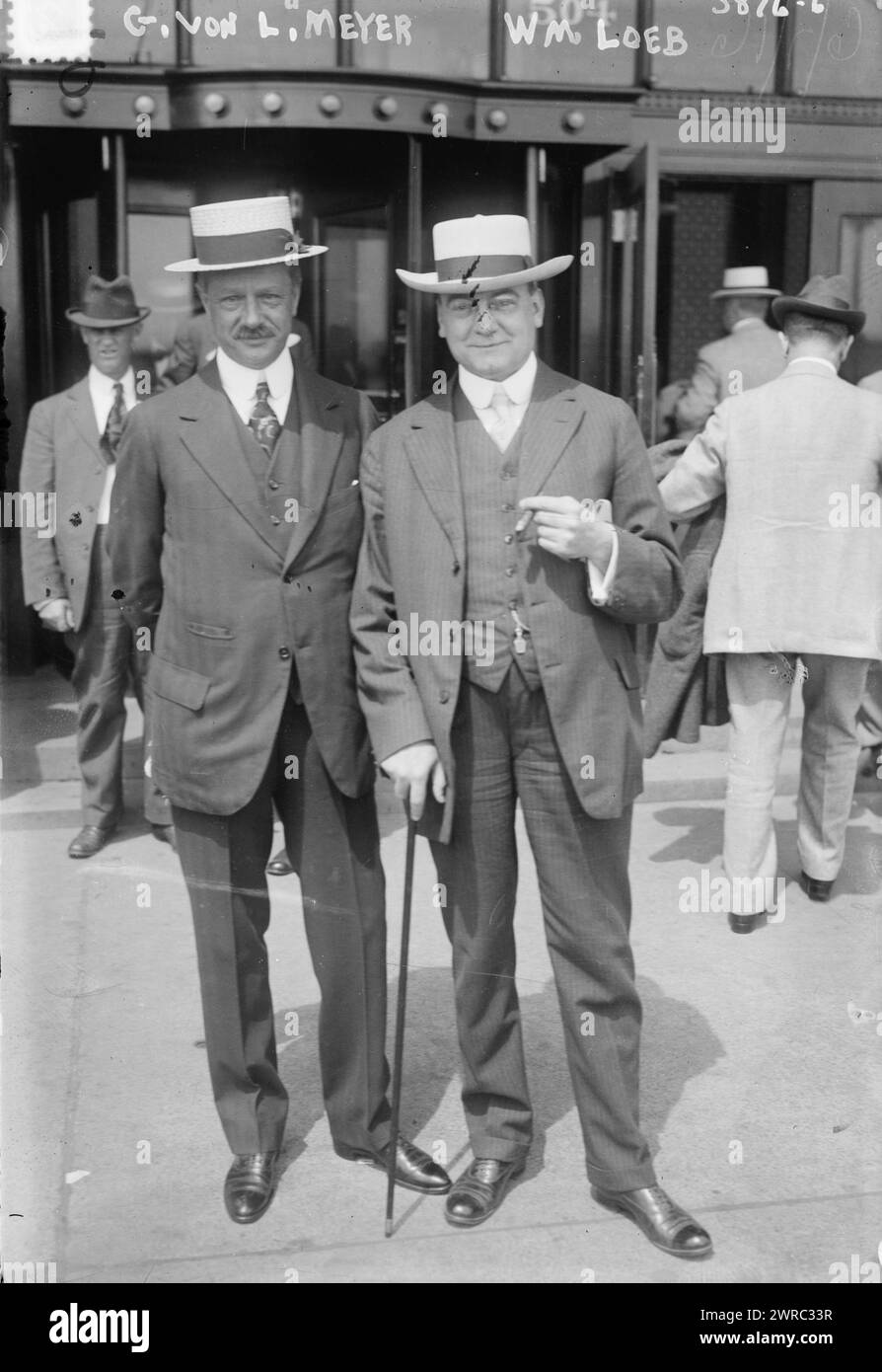 G. von L. Meyer, WM. Loeb, la fotografia mostra George von Lengerke Meyer (1858-1918), un funzionario governativo che servì come direttore generale delle poste sotto Theodore Roosevelt e come Segretario della Marina sotto il presidente William Howard Taft. Meyer è in piedi con il politico William Loeb Jr. (1866-1937) che è stato segretario presidenziale del presidente Theodore Roosevelt. Entrambi gli uomini hanno sostenuto la nomina di Theodore Roosevelt alla presidenza e sono probabilmente alla Convention nazionale repubblicana del 1916 che si è svolta a Chicago dal 7 al 10 giugno 1916., 1916, Glass negatives Foto Stock