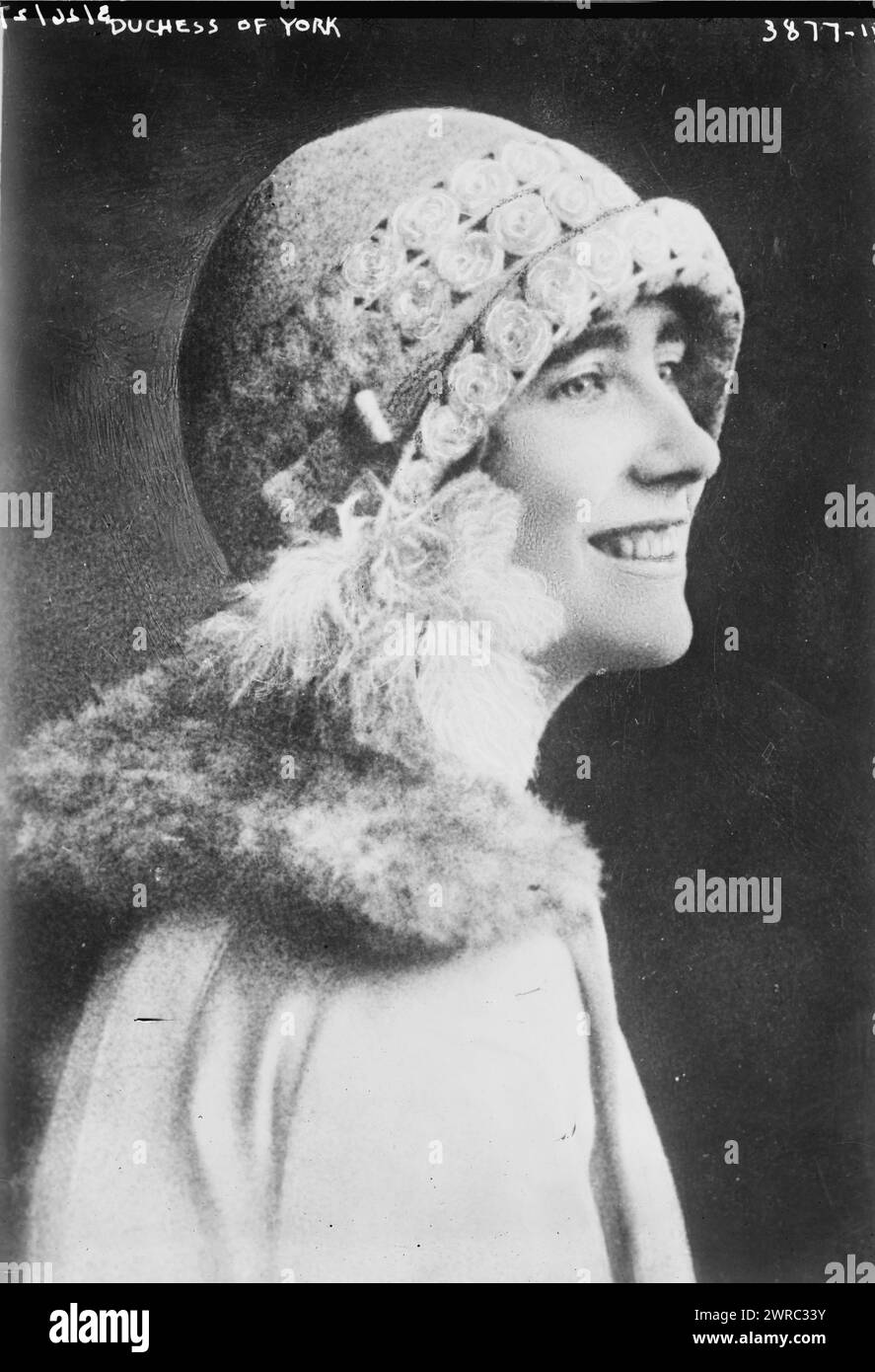 Duchessa di York, la fotografia mostra Elizabeth Angela Marguerite Bowes-Lyon (1900-2002), la moglie di re Giorgio vi e la madre della regina Elisabetta II e della principessa Margherita., 1927 3 marzo, Glass negative, 1 negative: Glass Foto Stock
