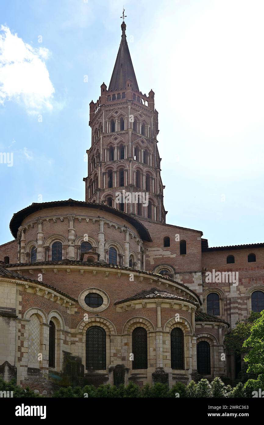 Abside della Basilica Saint-Sernin con campanile ottagonale a gradini e archi romanseschi risalenti al XII secolo, Tolosa, Francia Foto Stock
