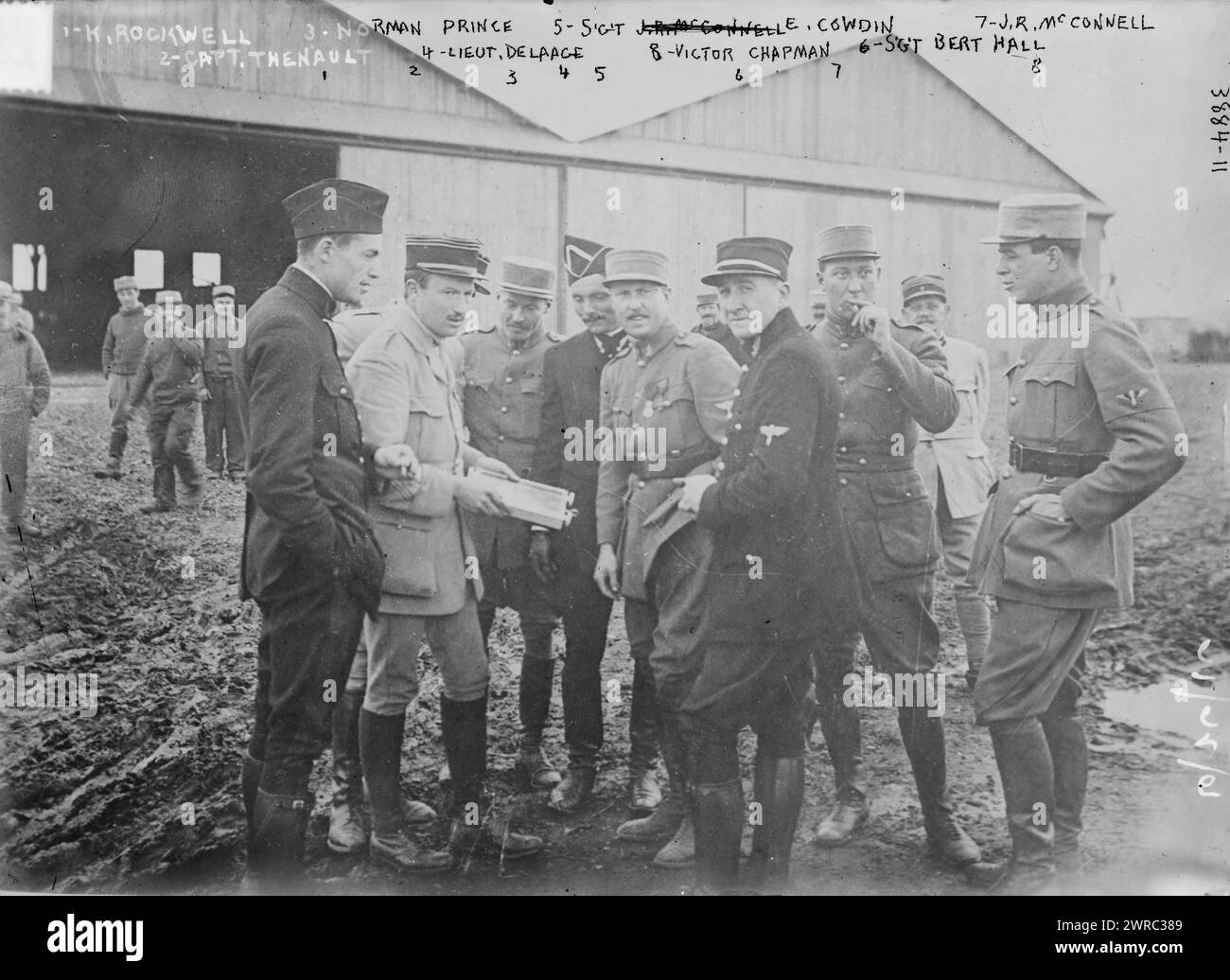 1. K. Rockwell, 2. Capitano Thenault, 3. Norman Prince, 4 anni. Lieut. DeLaage, 5 anni. Sergente e, Cowdin, 6. Sergente Bert Hall, 7. J.R. McConnell, e 8. Victor Chapman, la fotografia mostra i membri della Lafayette Escadrille composta da aviatori americani che volarono con l'aeronautica francese durante la prima guerra mondiale Sono mostrati Kiffin Yates Rockwell (1892-1916), tenente colonnello Georges Thenault (comandante), Norman Price (1887-1916), tenente Alfred de Laage de Meux, sergente Elliot Cowdin, sergente Weston Birch 'Bert' Hall, James Rogers McConnell (1887-1917) e Victor Chapman. Foto Stock