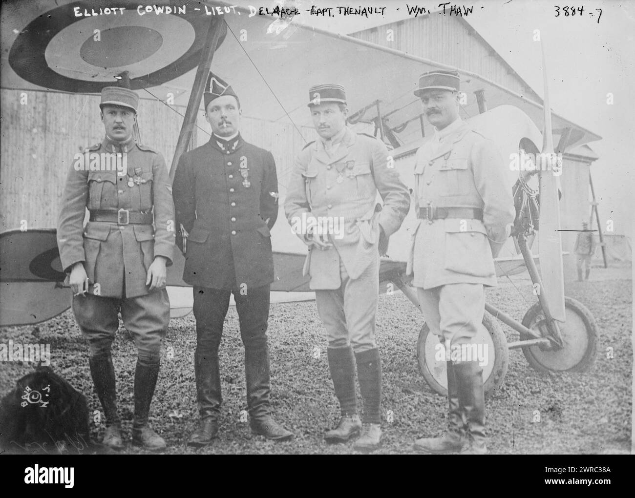 Elliott Cowdin, tenente Delage, capitano Thenault, WM. Scongelate, la fotografia mostra i membri della Lafayette Escadrille composta da aviatori americani che volarono con l'aeronautica francese durante la prima guerra mondiale Sono mostrati Elliott Cowdin, tenente Alfred de Laage de Meux, tenente colonnello Georges Thenault (comandante), e William Thaw., tra ca. 1915 e ca. 1920, Glass negative, 1 negativo: Glass Foto Stock