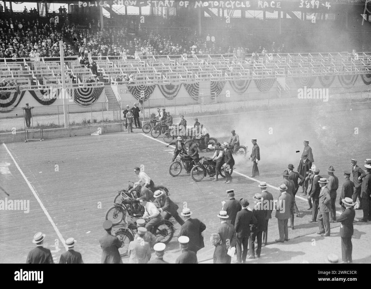 Spettacolo della polizia, inizio della gara motociclistica, tra ca. 1915 e ca. 1920, Glass negative, 1 negativo: Glass Foto Stock