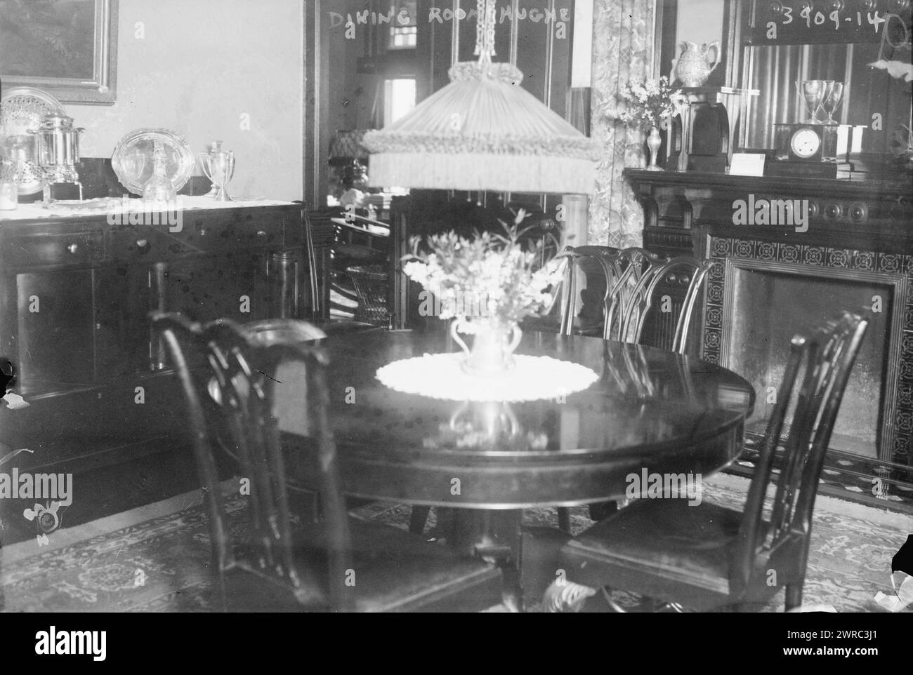 Sala da pranzo, casa di Hughes, la fotografia mostra l'interno della casa estiva di Charles Evans Hughes (1862-1948) a Bridgehampton, Long Island, New York State., tra ca. 1915 e ca. 1920, Glass negative, 1 negativo: Glass Foto Stock
