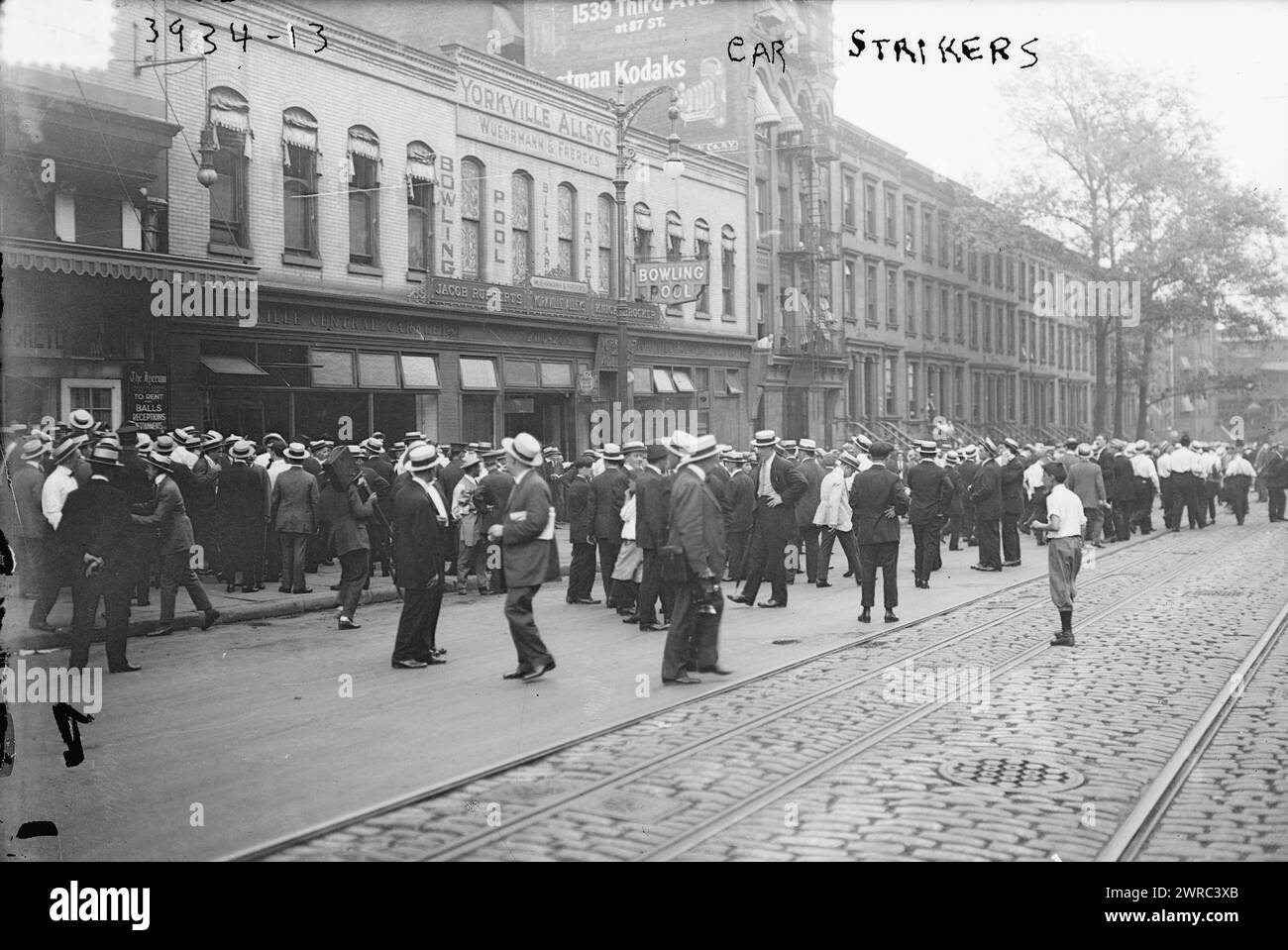 Scontri d'auto, la fotografia mostra i conducenti di tram di New York City in East 86th Street durante lo sciopero dei lavoratori ferroviari che ha avuto inizio nell'agosto 1916., 1916 ago., Glass negatives, 1 negativo: Glass Foto Stock