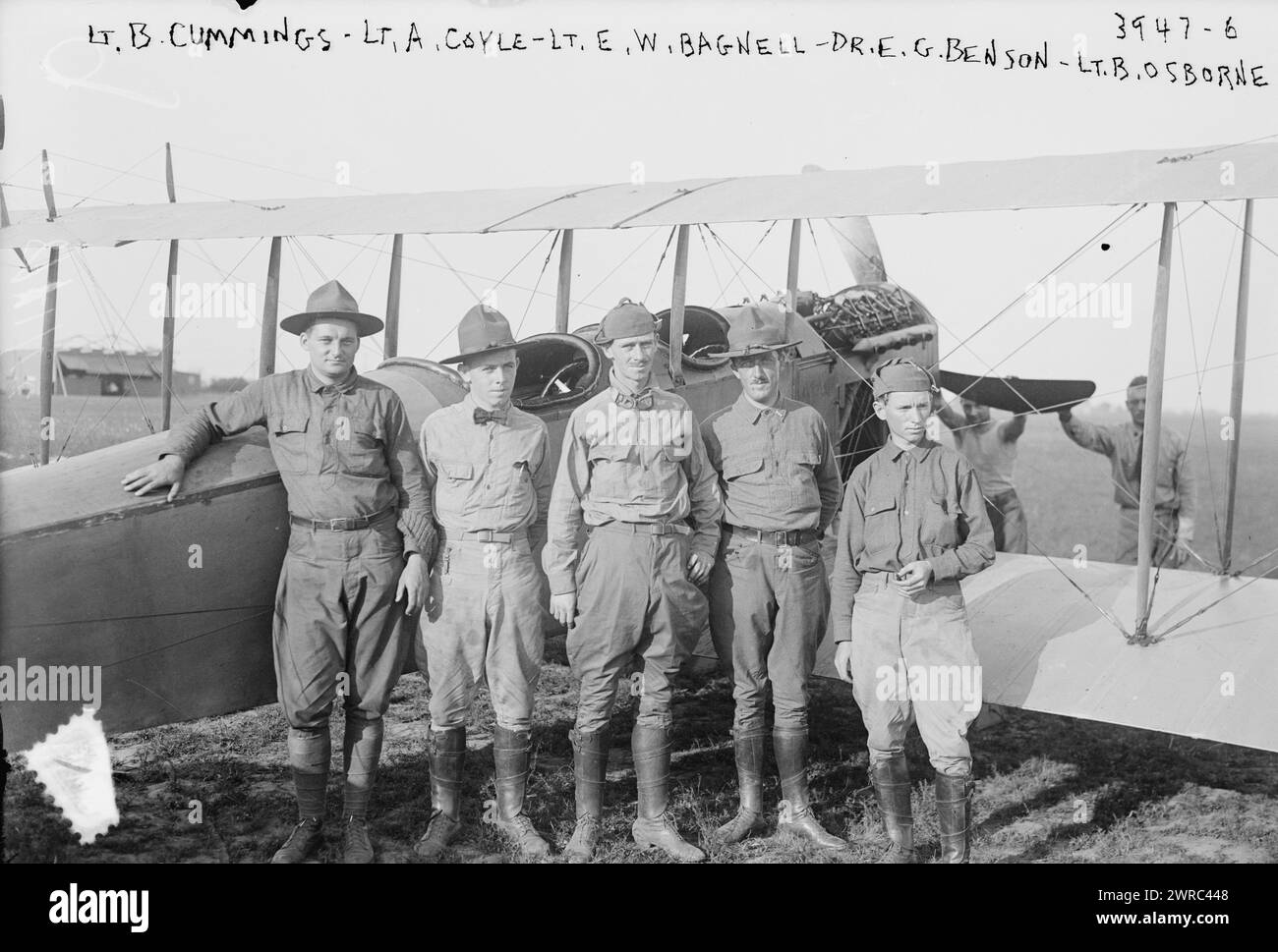 Tenente B. Cummings, tenente A. Coyle, tenente E.W. Bagnell, Dr. ES. Benson, tenente B. Osborne, la fotografia mostra i membri di varie unità della Guardia Nazionale di Stato che hanno ricevuto addestramento di volo presso la Curtis Flying School di Newport News, Virginia. Sono raffigurati: Tenente Barnard Cummings (Colorado), tenente Arthur Joseph Coyle (New Hampshire), tenente Edgar Wirt Bagnell (Nebraska), Dr. Edward George Benson (New York), e tenente Bee rife Osborne (Kentucky)., tra ca. 1915 e ca. 1920, Glass negative, 1 negativo: Glass Foto Stock