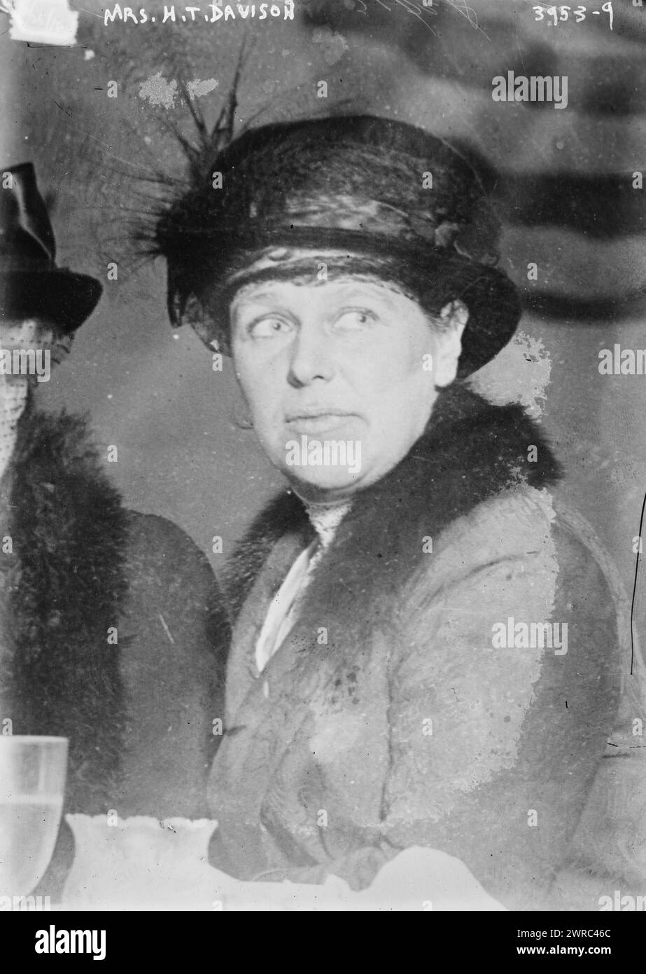 Mrs. H.T. Davison, la fotografia mostra Mrs. (Kate Trubee) Henry Pomeroy Davison (1871-1961)., tra ca. 1915 e 1916, Glass negative, 1 negativo: Vetro Foto Stock