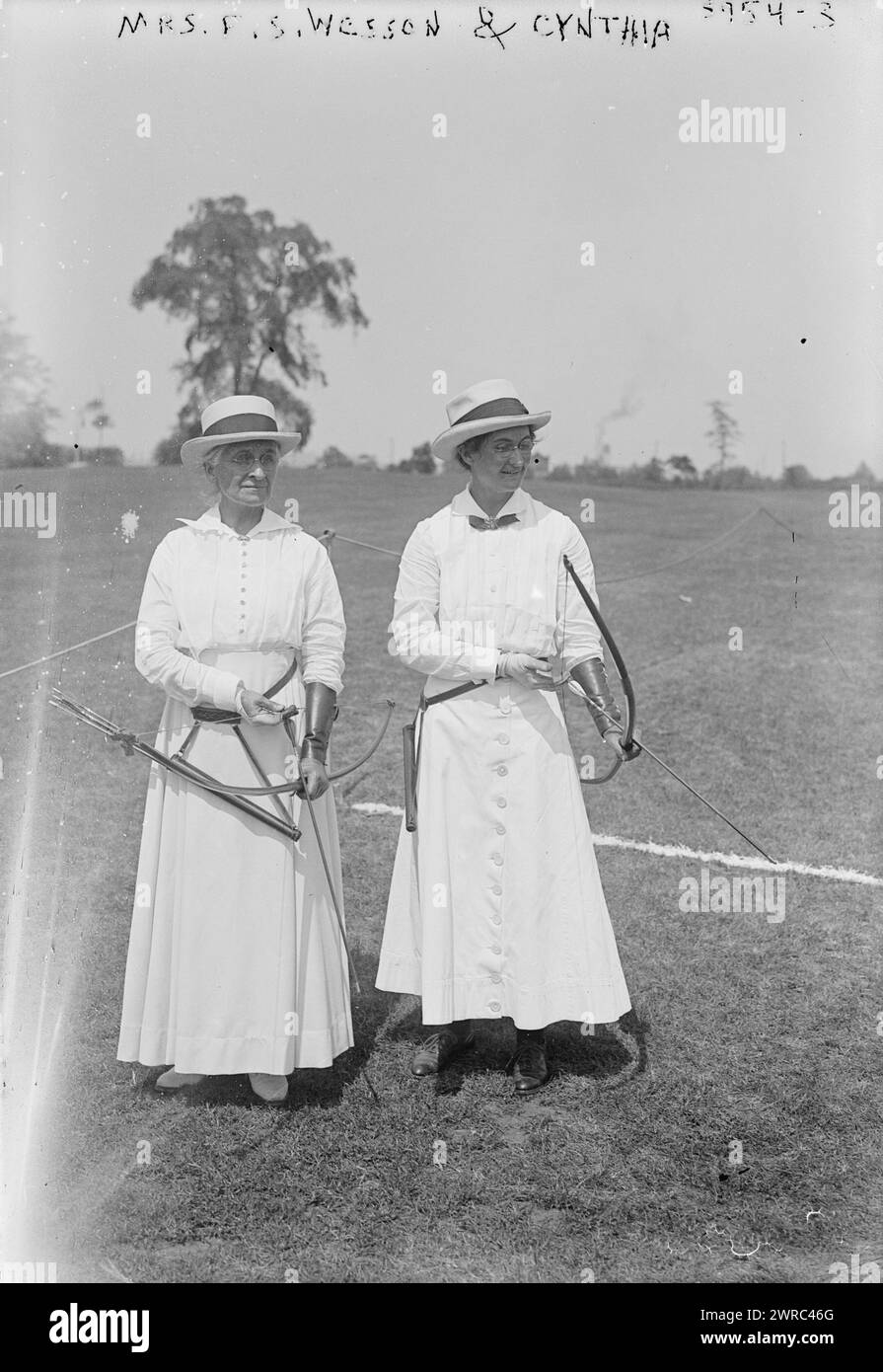 Mrs. F.S. Wesson & Cynthia, la fotografia mostra Mrs. Frank Luther Wesson e sua figlia Cynthia Marie Wesson, concorrenti al National Archery Tournament, Jersey City, New Jersey, 22-25 agosto 1916. tra circa 1915 e ca. 1920, Glass negative, 1 negativo: Glass Foto Stock