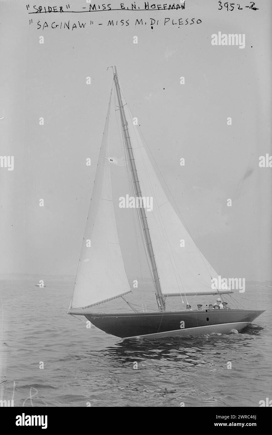 Saginaw', Miss M. di Plesso, la fotografia mostra lo yacht Saginaw capitanato dalla signorina M. di Plesso durante la settimana di regata dell'Atlantic Yacht Club, 1916 agosto., 1916, Glass negative, 1 negative: Glass Foto Stock