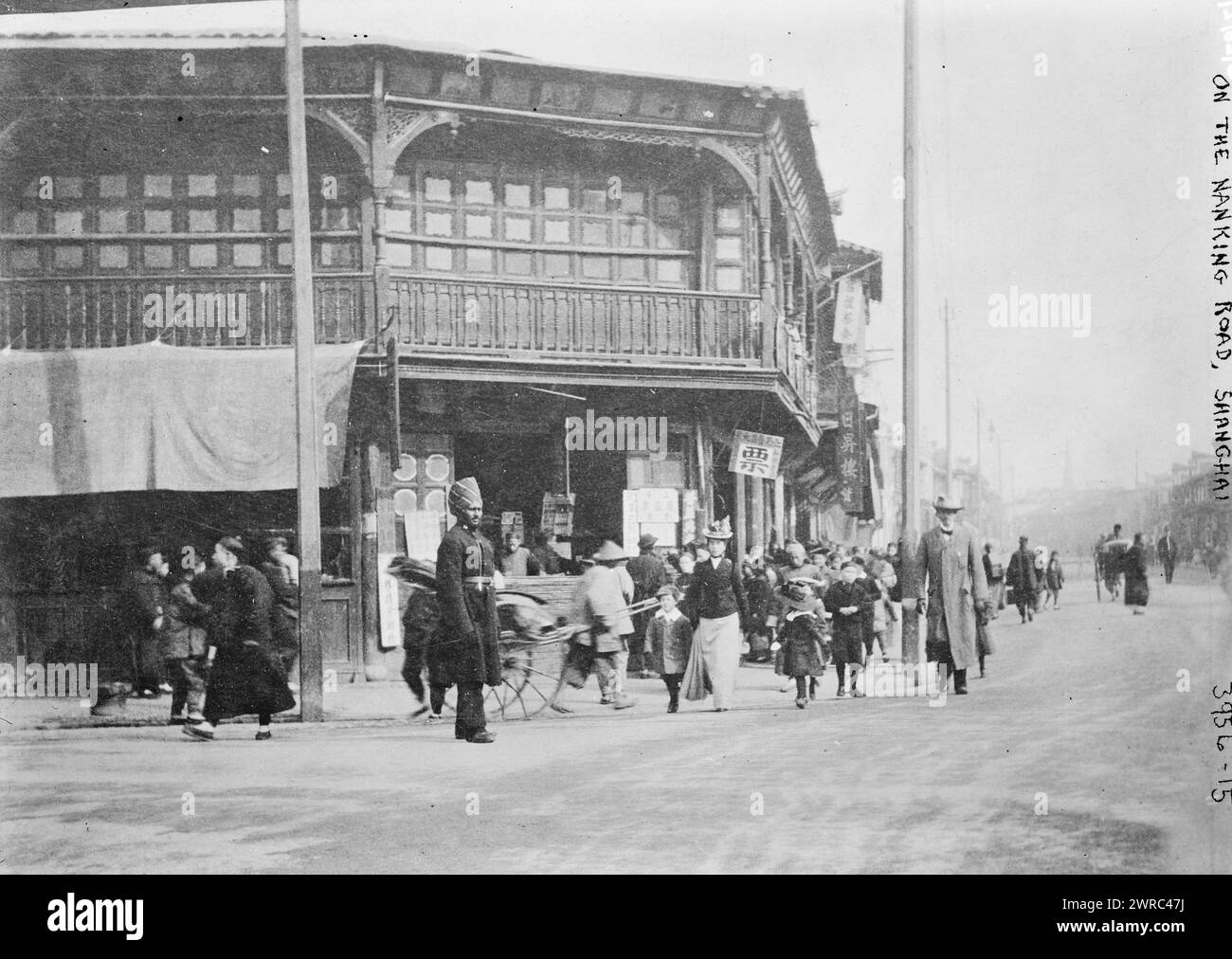 Sulla Nanking Road, Shanghai, tra ca. 1915 e ca. 1920, Glass negative, 1 negativo: Glass Foto Stock