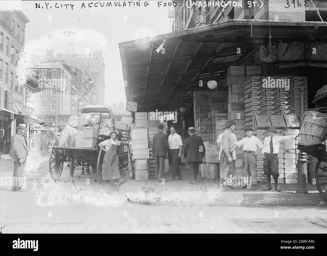 N.Y.C. accumulando cibo (Washington St.), la fotografia mostra scatole di cibo sul marciapiede a Washington e Duane Street, New York City durante uno sciopero ferroviario., 1916, Glass negative, 1 negative: Vetro Foto Stock