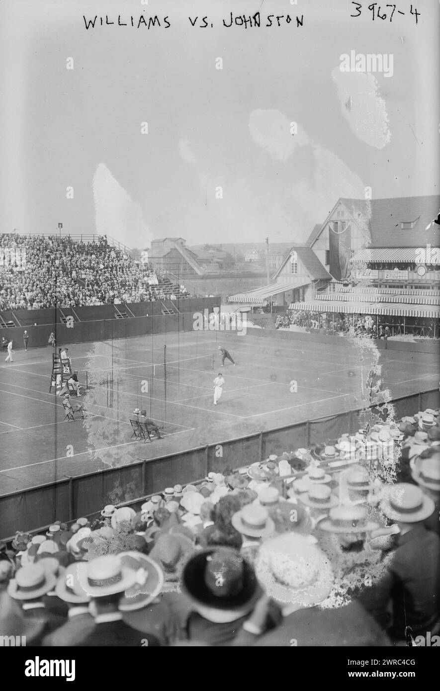 Williams vs Johnston tennis, la fotografia mostra due concorrenti per il campionato nazionale degli Stati Uniti 1916, R. Norris Williams e Bill Johnston, tenutosi dal 28 agosto al 18 settembre 5, 1916 a Forest Hills, New York., 1916, Glass negative, 1 negativo: Vetro Foto Stock