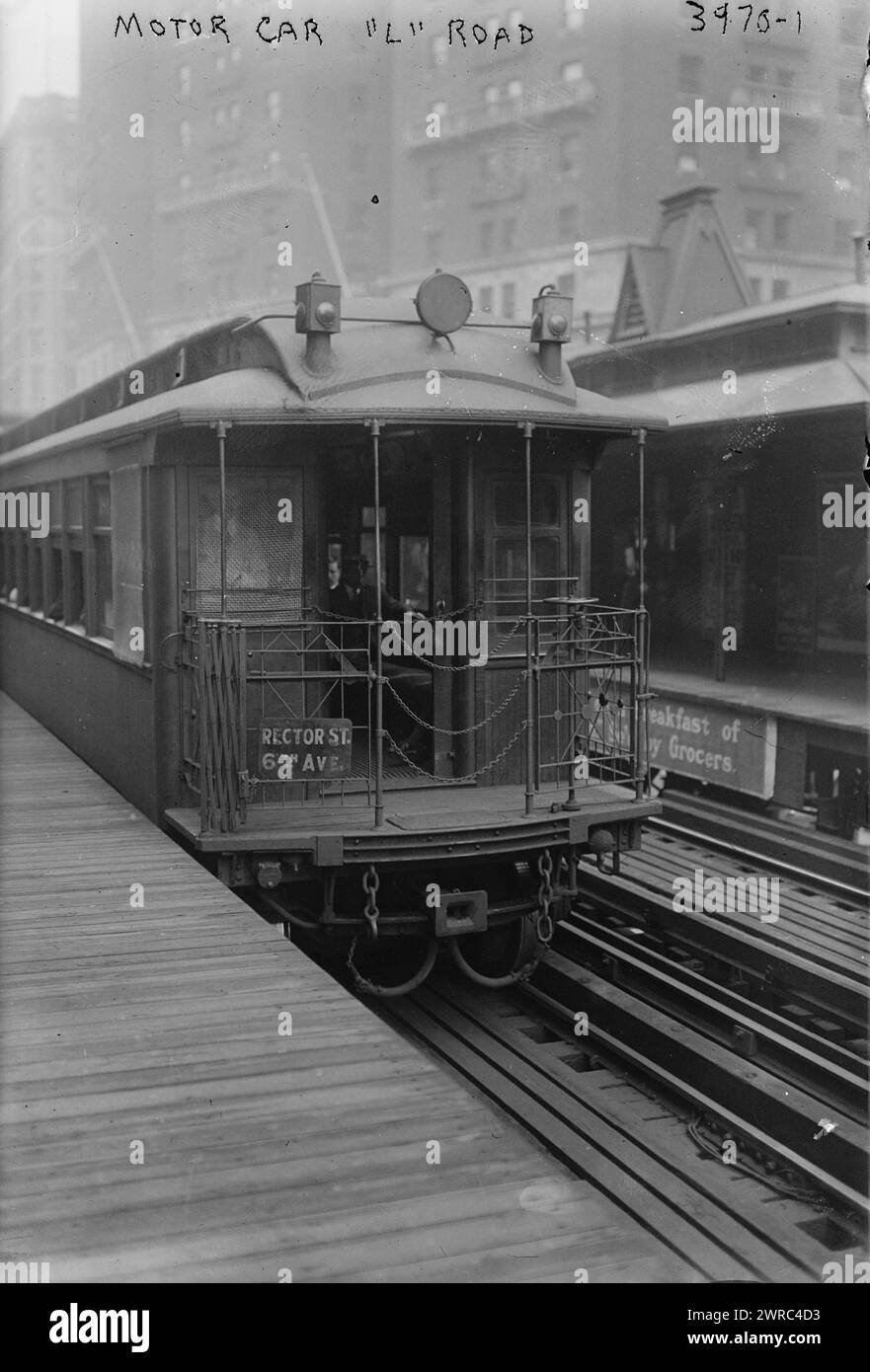 Motor Car 'l'Road, la fotografia mostra un'auto della metropolitana sulla 6th Avenue, ferrovia sopraelevata diretta a sud alla 34th St-Herald Square durante lo sciopero della compagnia ferroviaria di New York nel settembre 1916. I vetri di ferro sono stati utilizzati per proteggere i motociclisti., 1916 sett., Glass negative, 1 negativo: Glass Foto Stock