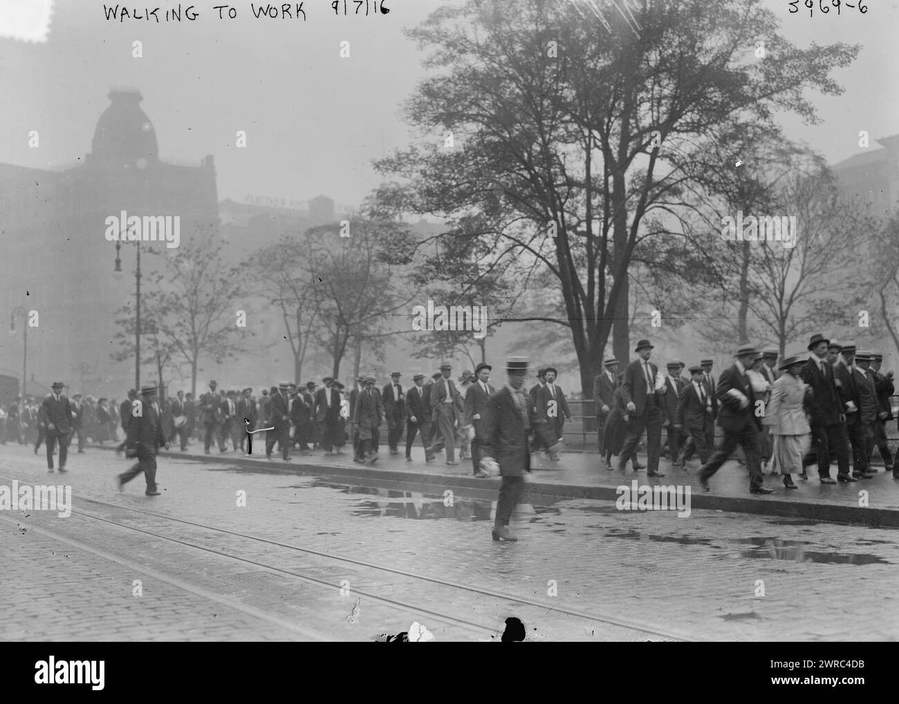 A piedi per andare al lavoro, 1916, 1916., Glass negative, 1 negativo: Vetro Foto Stock