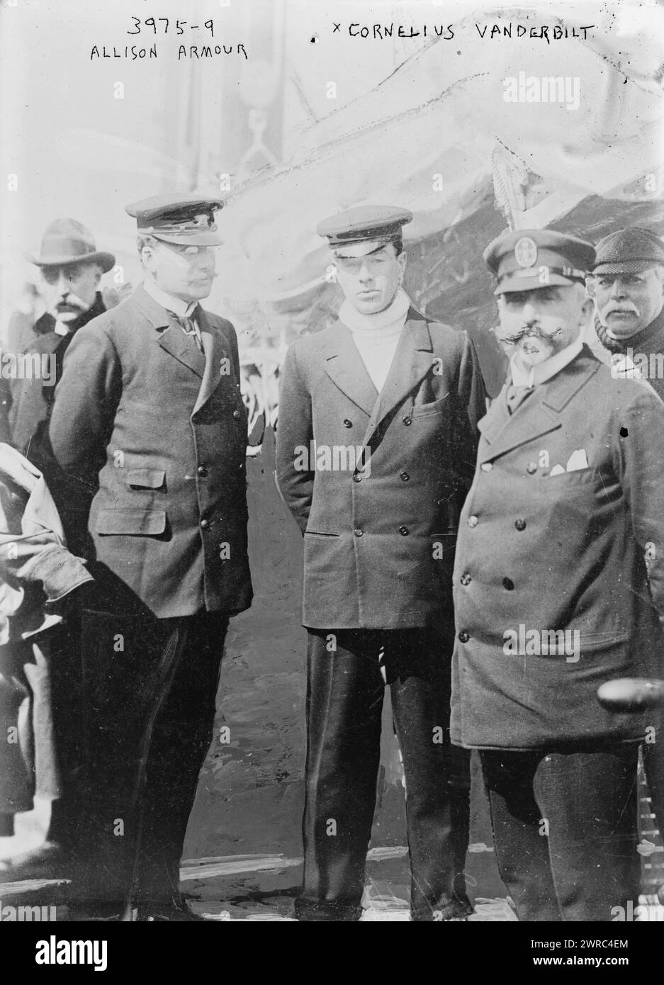 Allison, Armour, Cornelius Vanderbilt, la fotografia mostra Allison Vincent Armour (1863-1941), Cornelius Vanderbilt IV (1898-1974), e un uomo non identificato probabilmente sulla barca di Armour, l'Utowana dopo la gara di Coppa del Re., tra ca. 1915 e ca. 1920, Glass negative, 1 negativo: Glass Foto Stock