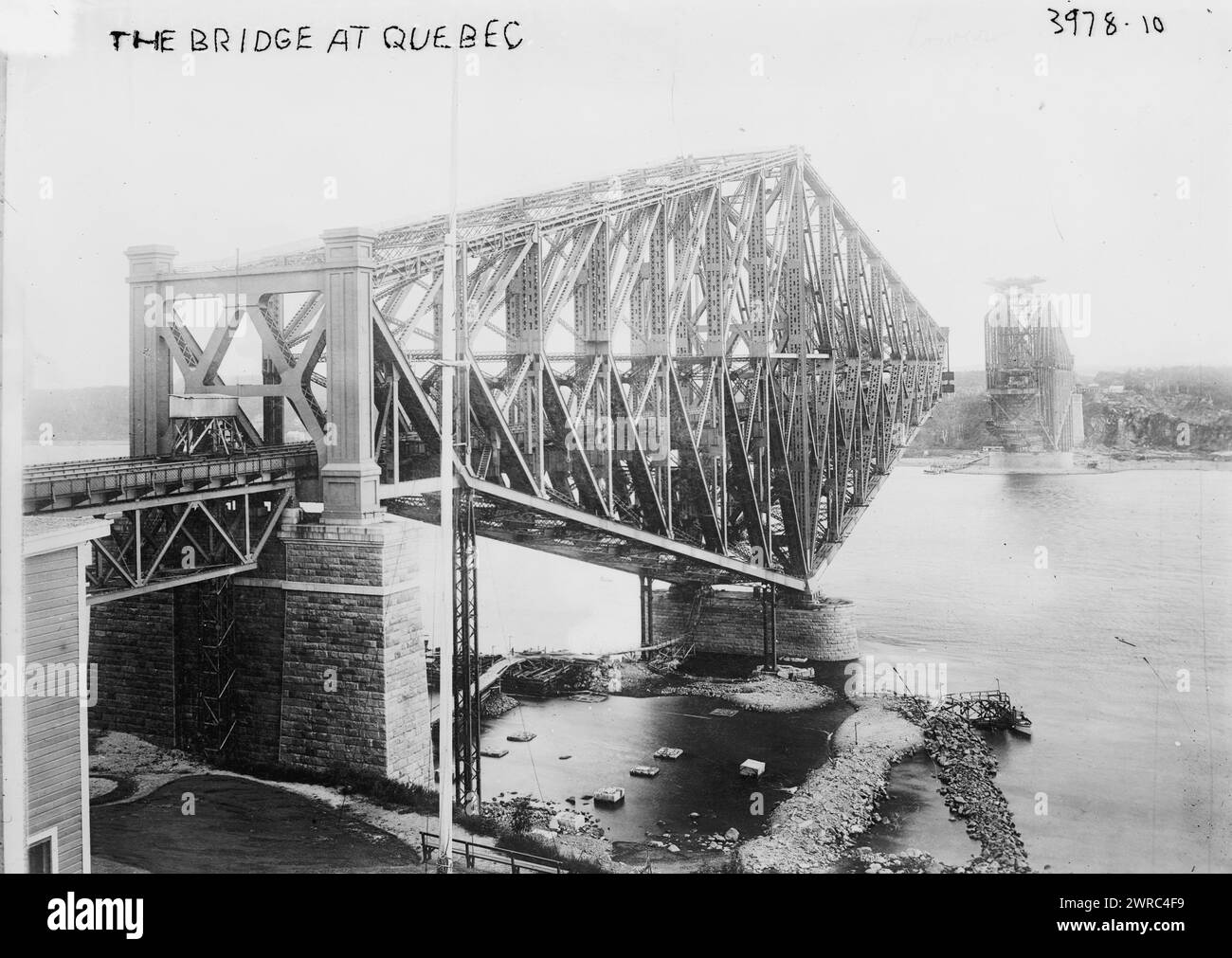 Il ponte di Quebec, la fotografia mostra il Quebec Bridge attraverso la Lower St Lawrence River. Dopo un crollo del progetto originale fu costruito un secondo progetto, l'apertura centrale del secondo progetto crollò mentre veniva sollevato in posizione l'11 settembre 1916 uccidendo diciotto lavoratori. 1915 e 1916, Glass negative, 1 negativo: Vetro Foto Stock