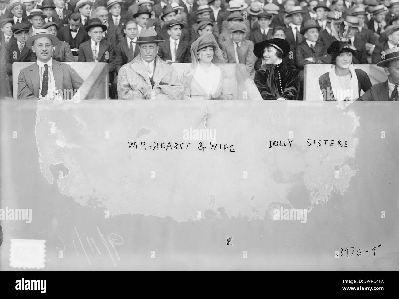 W. R. Hearst & Wife, Dolly Sisters, fotografia mostra l'editore William Randolph Hearst (1863-1951) e sua moglie Millicent Hearst, nata Millicent Veronica Willson (1882-1974)., tra ca. 1915 e ca. 1920, Glass negative, 1 negativo: Glass Foto Stock