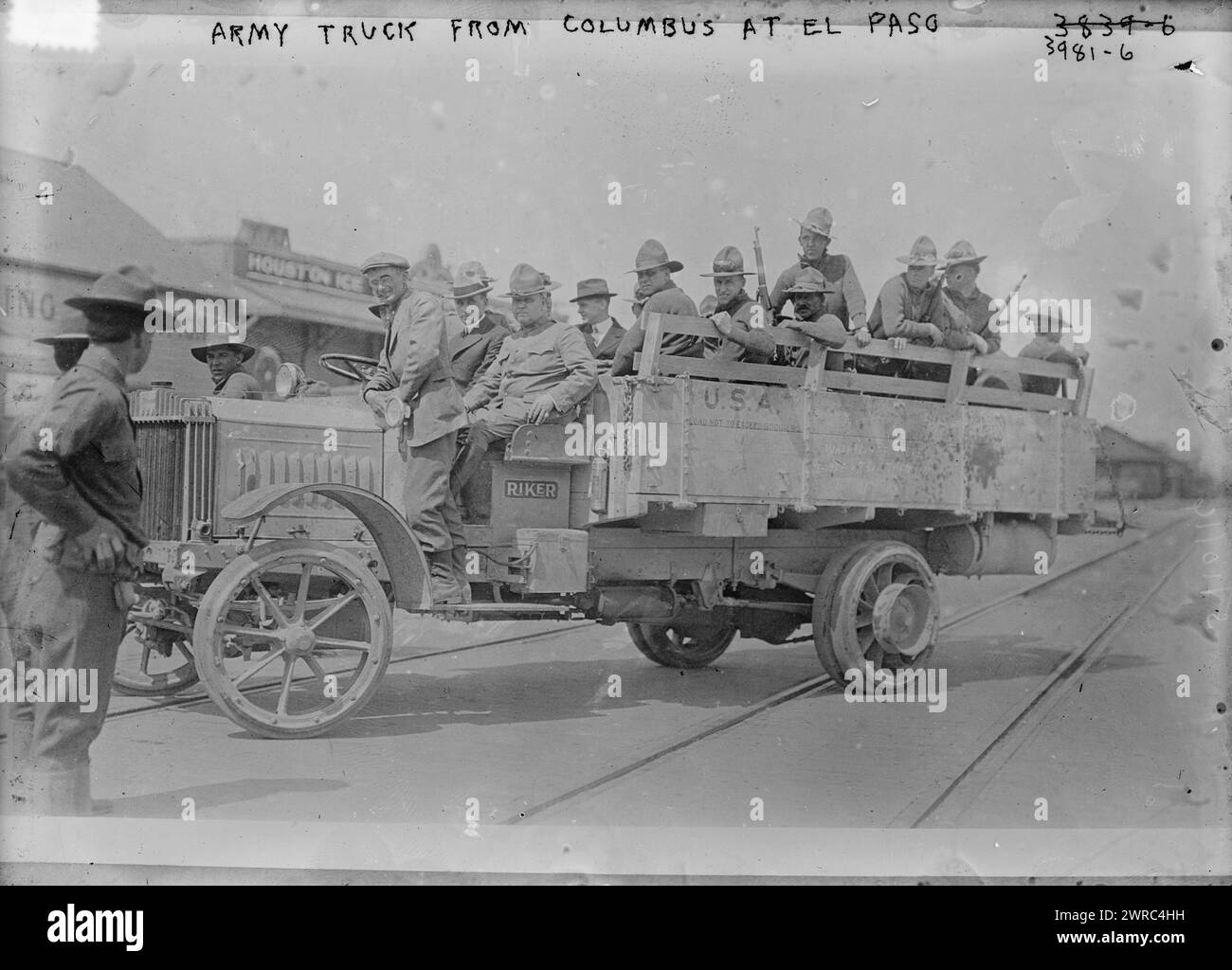 Camion dell'esercito da Columbus a El Paso, la fotografia mostra un camion Riker del 1916., tra ca. 1915 e ca. 1920, Glass negative, 1 negativo: Glass Foto Stock