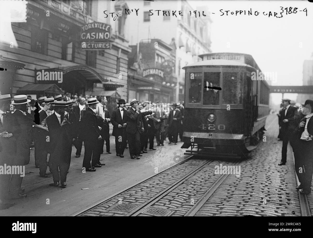 St R'Y Strike, 1916 - fermate di auto, la fotografia mostra folla e auto di strada di fronte allo Yorkville Casino, 210 E. 86th St., New York City., 1Between CA. 1915 e ca. 1920, Glass negative, 1 negativo: Glass Foto Stock