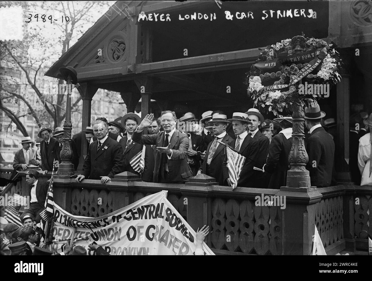 Meyer London & car Strikers, Photo Shows U.S. Congressman Meyer London (1871-1926)., 1916 July 15., Glass negatives, 1 negative: Glass Foto Stock