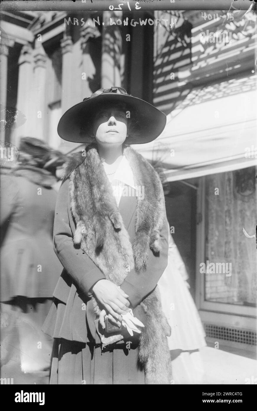 Signora N. Longworth, la fotografia mostra Alice Roosevelt Longworth (1884-1980). 1915 e ca. 1920, Glass negative, 1 negativo: Glass Foto Stock