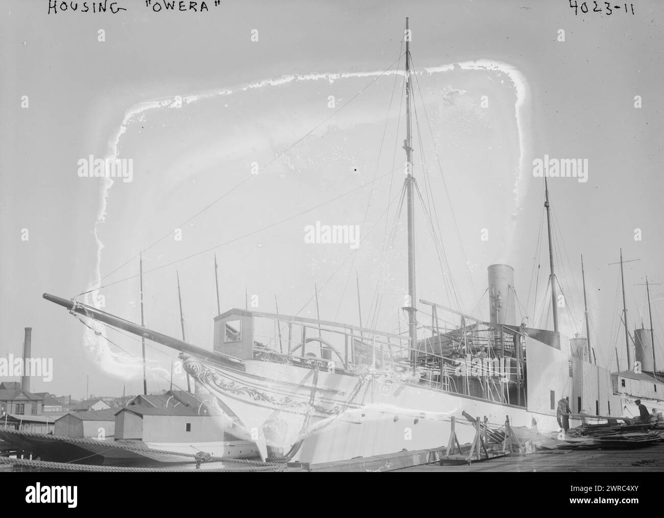 Nell'abitazione "Owera", la fotografia mostra le abitazioni in costruzione intorno alla nave di pattuglia della Marina, entrata in servizio il 15 giugno 1917 come USS Owera (SP-167). 1915 e ca. 1920, Glass negative, 1 negativo: Glass Foto Stock