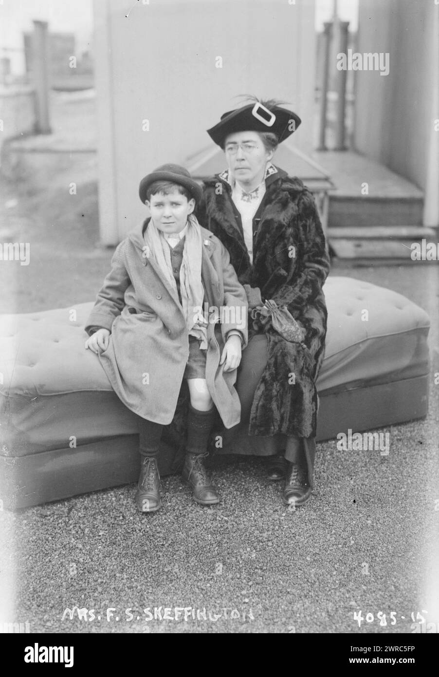 Mrs. F. S. Skeffington and Son, la fotografia mostra Hanna Sheehy-Skeffington (1877-1946), vedova del giornalista e pacifista irlandese Francis Sheehy-Skeffington con suo figlio Owen Sheehy Skeffington (1909-1970). 1915 e ca. 1920, Glass negative, 1 negativo: Glass Foto Stock