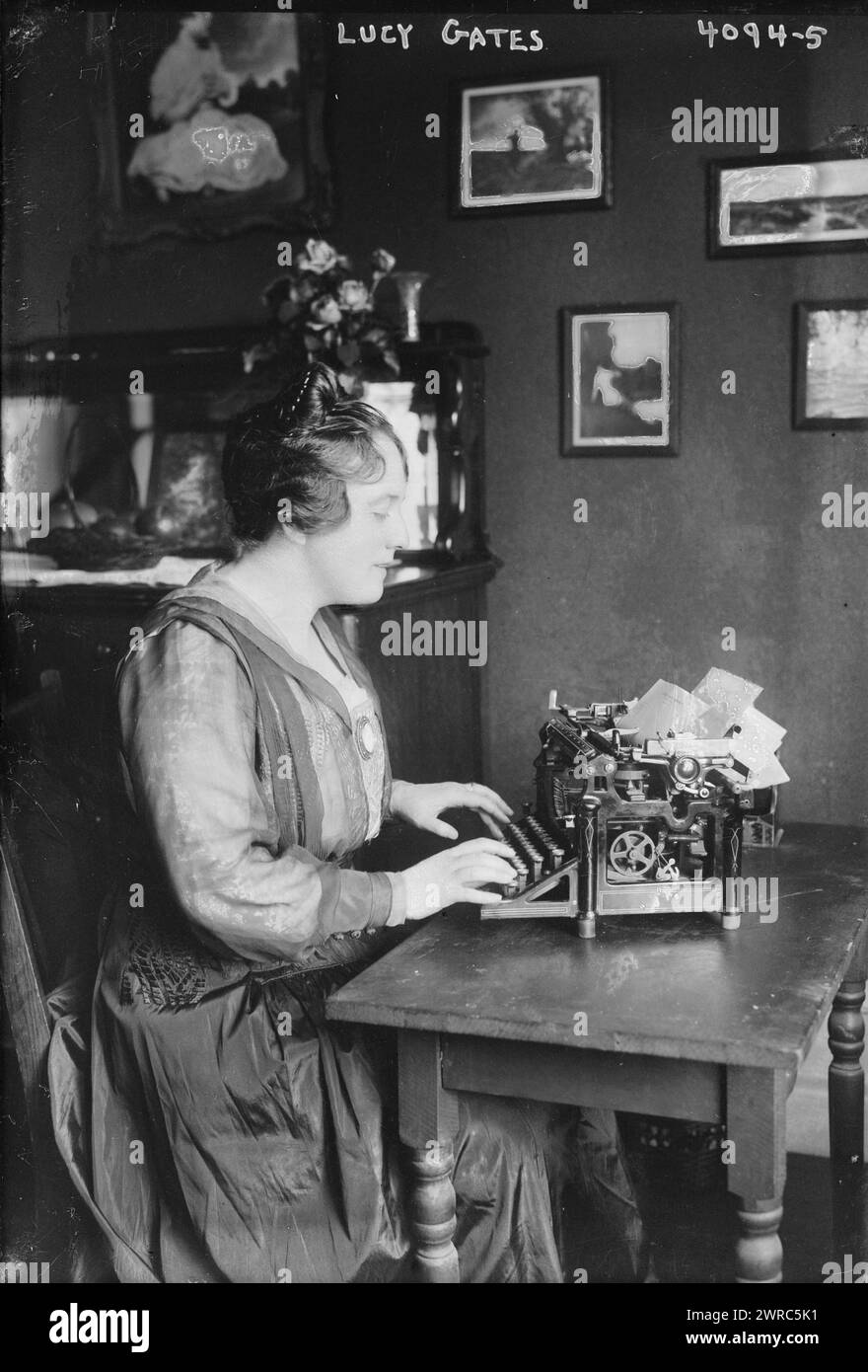 Lucy Gates, la fotografia mostra la cantante d'opera Emma Lucy Gates Bowen (1882-1951) che era la nipote di Brigham Young. Sta usando una macchina da scrivere Underwood No. 4. La carta intestata sul giornale proviene dalla Latter Day Saints University, dove suo fratello era a capo del dipartimento di musica. 1915 e ca. 1920, Glass negative, 1 negativo: Glass Foto Stock