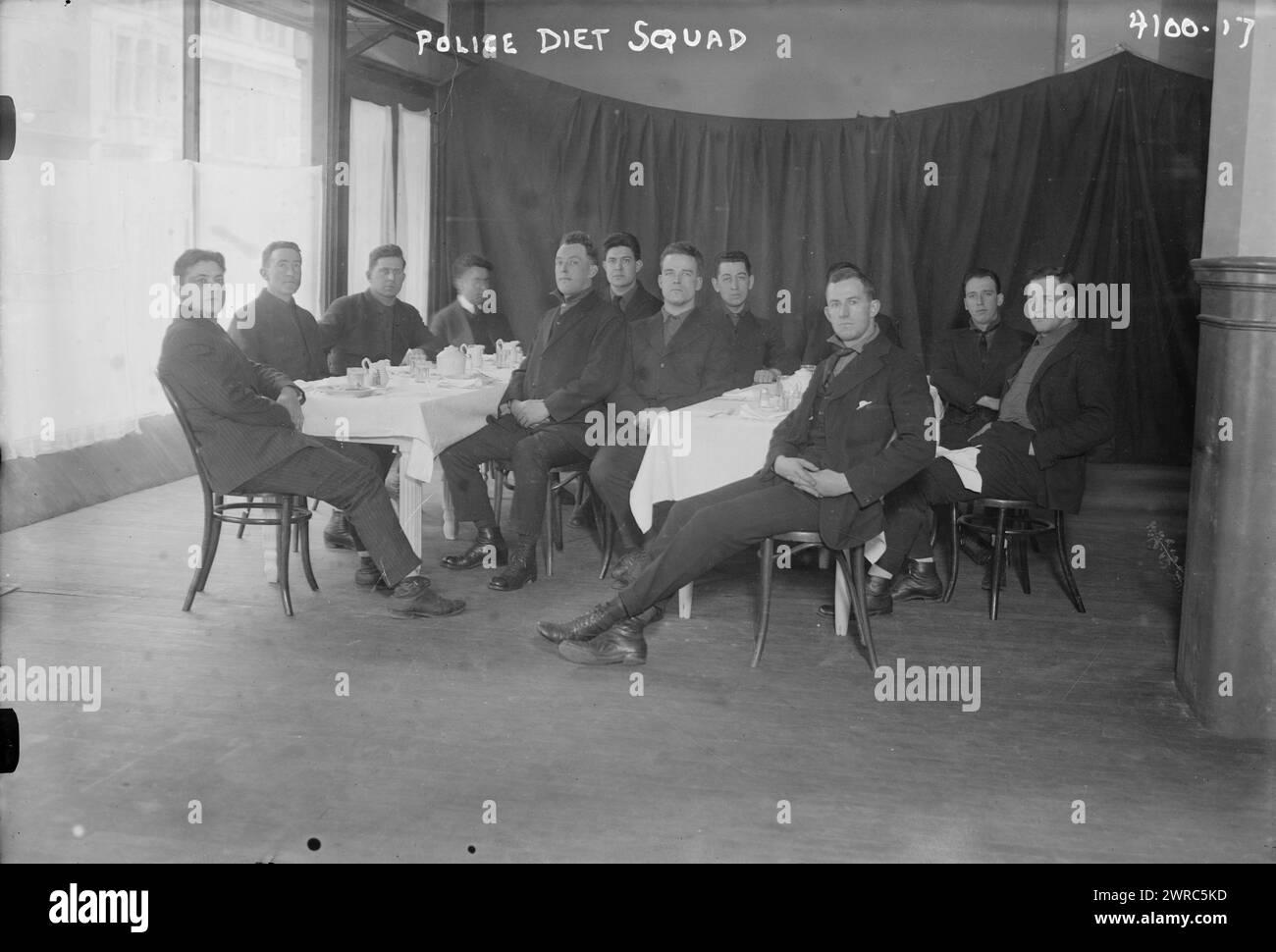 Police Diet Squad, la fotografia mostra gli agenti di polizia rookie di New York che sono stati selezionati per testare una dieta di 25 centesimi al giorno., 1917, Glass negative, 1 negativo: Vetro Foto Stock
