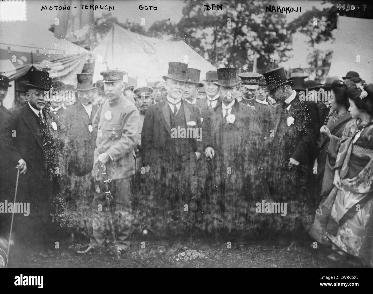 Motono, Terauchi, Goto, Den, Nakakoji, la fotografia mostra il conte Terauchi Masatake (1852-1919), primo ministro del Giappone (1916-1918) con il suo gabinetto: visconte Motono Ichiro (1862-1918), conte Goto Shinpei (1857-1929), barone Den Kenjiro (1855-1930) e Nakashoji Ren (1865-1924)., tra il 1916 e il 1918, Glass negatives, 1 negativo: vetro Foto Stock