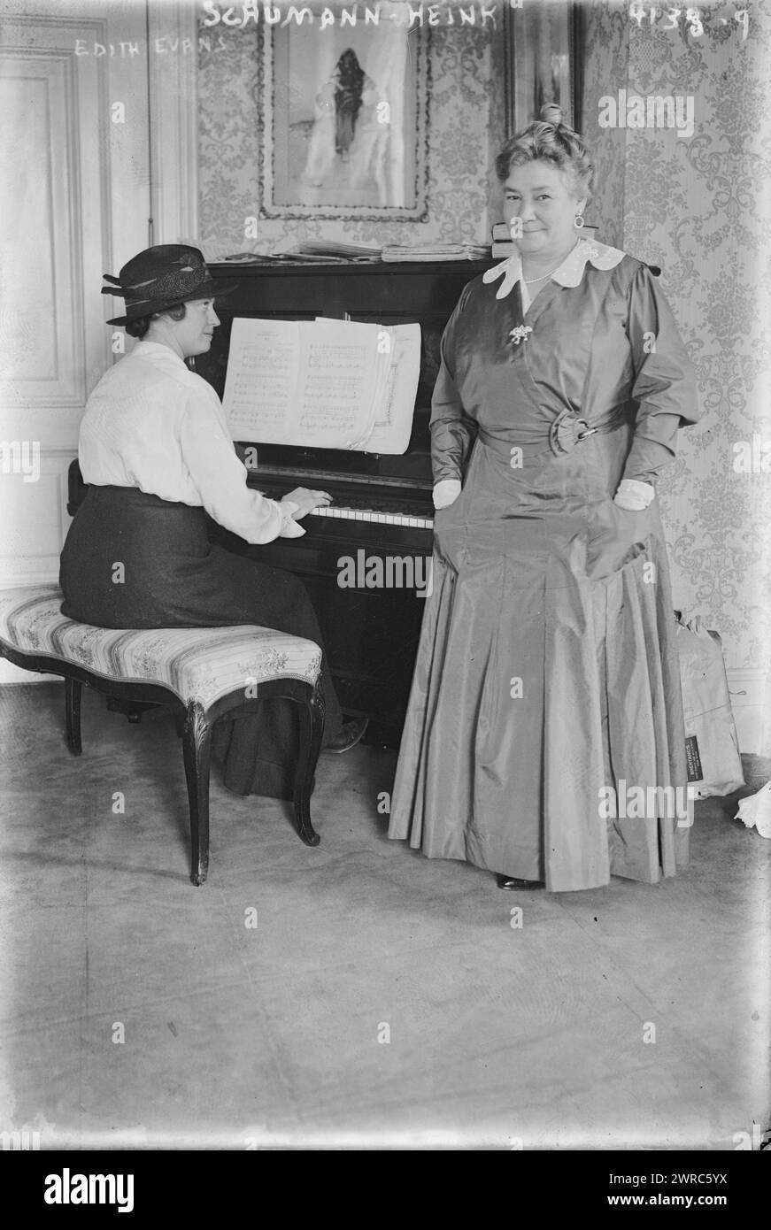 Edith Evans, Schumann-Heink, Fotografia mostra la cantante d'opera americana tedesca Ernestine (Rössler) Schumann-Heink (1861-1936) con la sua accompagnatrice Edith Evans al pianoforte., 1917 Feb. 24, Glass negatives, 1 negative: Glass Foto Stock