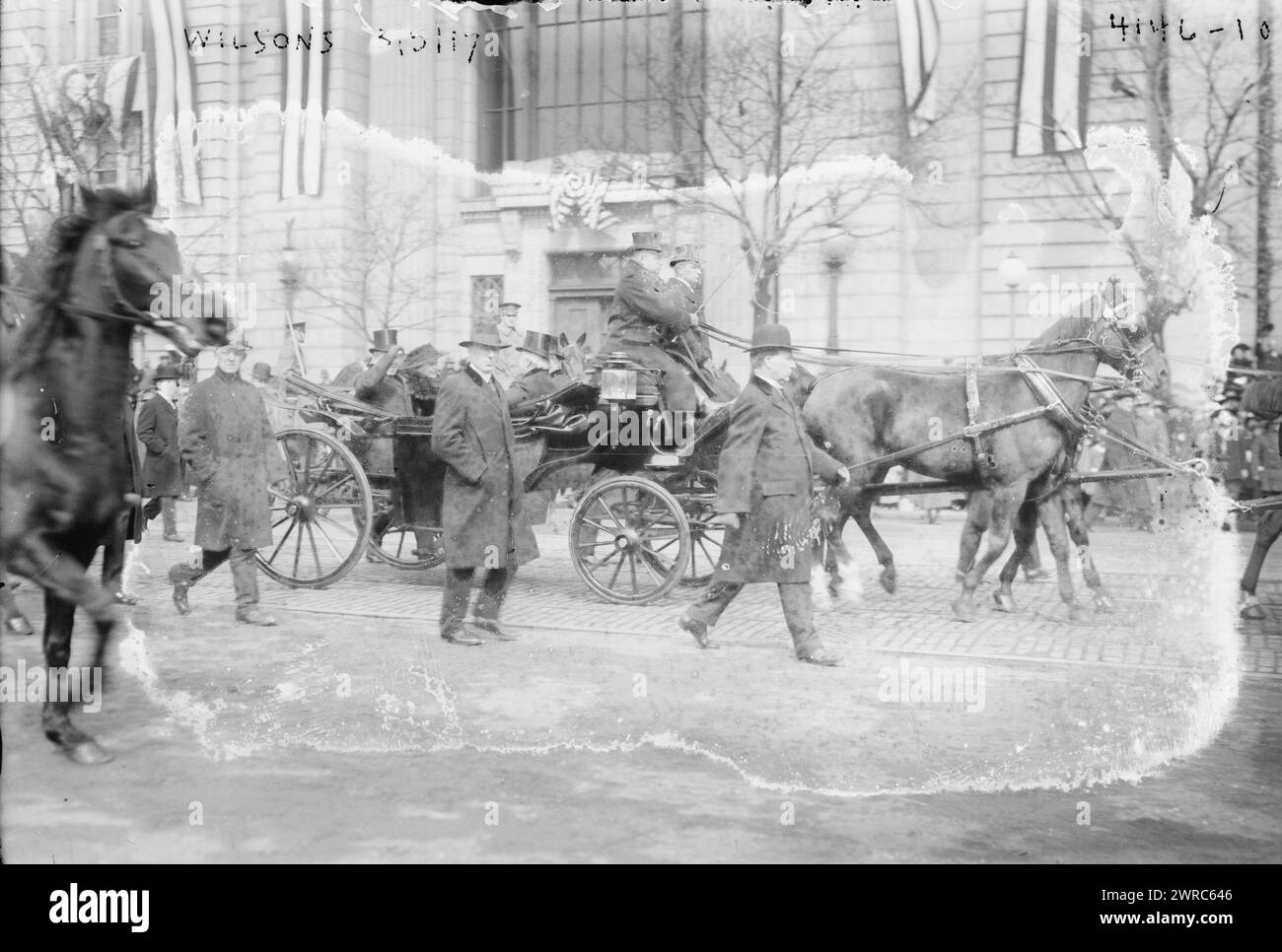 Wilsons, la fotografia mostra il presidente Woodrow Wilson e sua moglie durante la parata per la sua seconda inaugurazione., 1917 marzo 3, Glass negatives, 1 negative: Glass Foto Stock