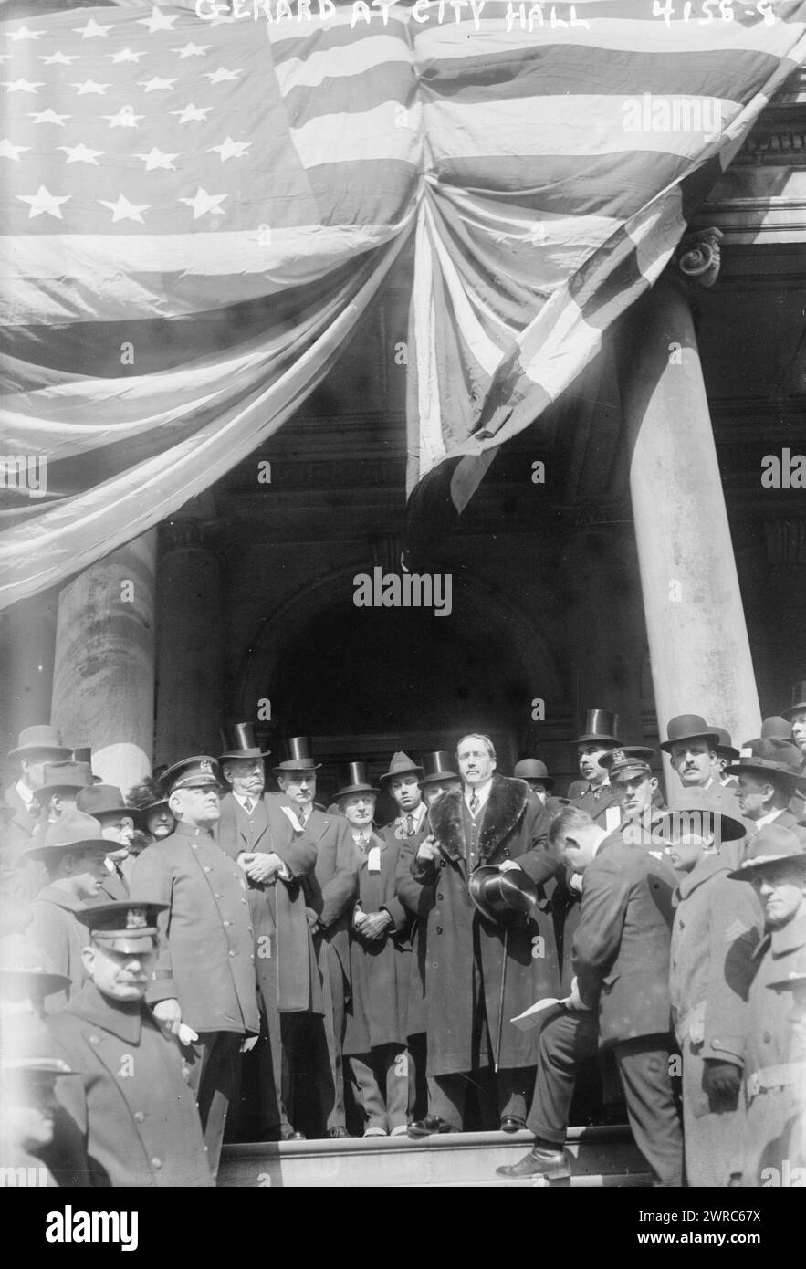 Gerard al municipio, la fotografia mostra l'ex ambasciatore degli Stati Uniti in Germania, James W. Gerard (1867-1951) rivolgendosi a una folla con le sue preoccupazioni sulle difese della nostra nazione e la guerra in Europa nel marzo 1917., 1917 marzo, Glass negative, 1 negative: Glass Foto Stock