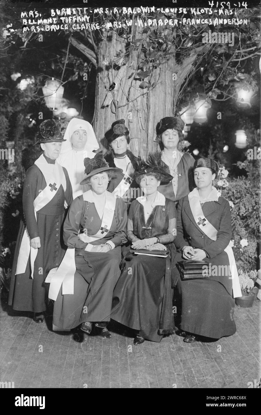 Signora Burnett, signora A. Baldwin, Louise Klots, signora Belmont Tiffany, signora Bruce Clarke, signora W.K. Draper, Frances Anderson (Croce Rossa), tra ca. 1915 e ca. 1920, Glass negative, 1 negativo: Glass Foto Stock