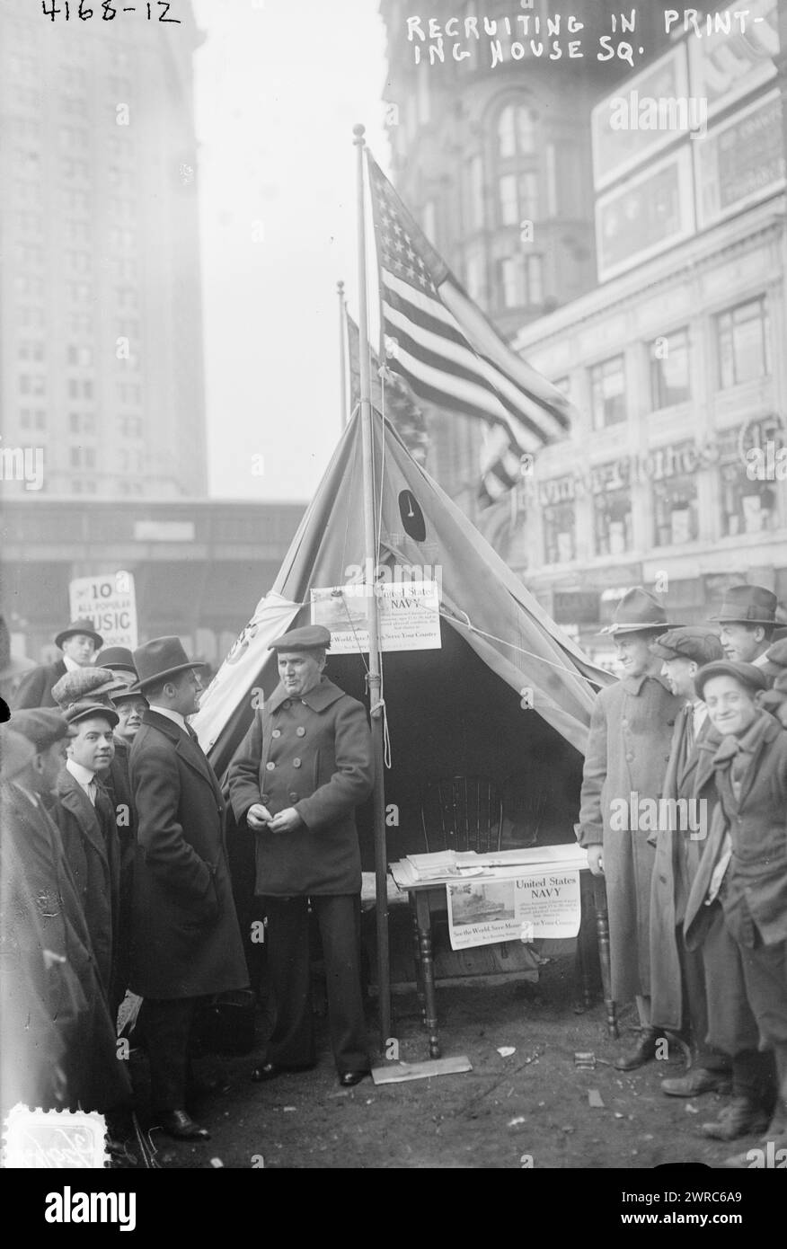 Reclutamento in Printing House Square, la fotografia mostra la tenda di reclutamento della Marina in Printing House Square, vicino alla statua di Benjamin Franklin, New York City., 1917 marzo, Glass negatives, 1 negativo: Vetro Foto Stock