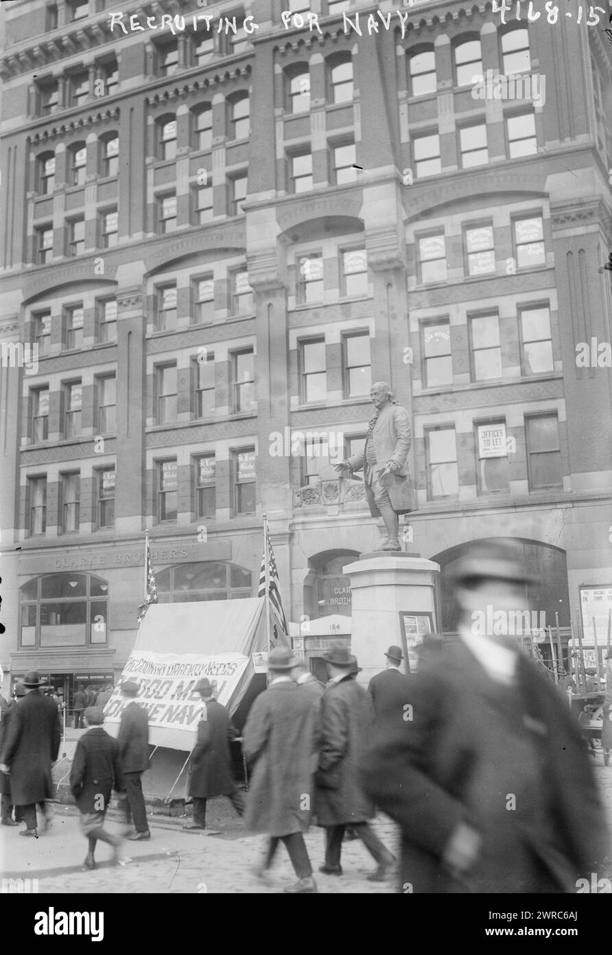 Reclutamento per la Marina, la fotografia mostra la tenda di reclutamento della Marina in Printing House Square, vicino alla statua di Benjamin Franklin, New York City. Il New York Tribune Building è sullo sfondo., 1917 marzo, Glass negative, 1 negative: Glass Foto Stock