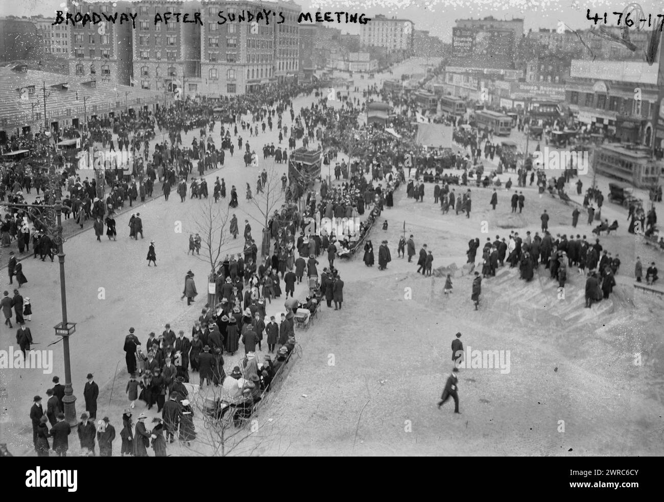 Broadway After Sunday's Meeting, la fotografia mostra New York City revival of evangelist Billy Sunday., 1917, Glass negatives, 1 negative: Glass Foto Stock