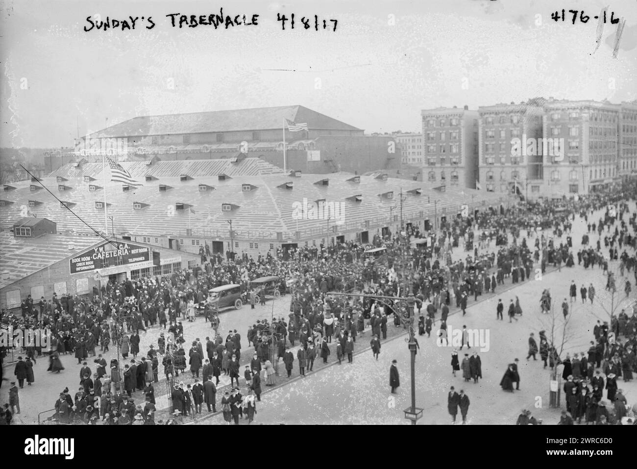 Sunday's Tabernacle, 1917, fotografia mostra New York City revival of evangelist Billy Sunday., 1917, Glass negative, 1 negativo: Glass Foto Stock