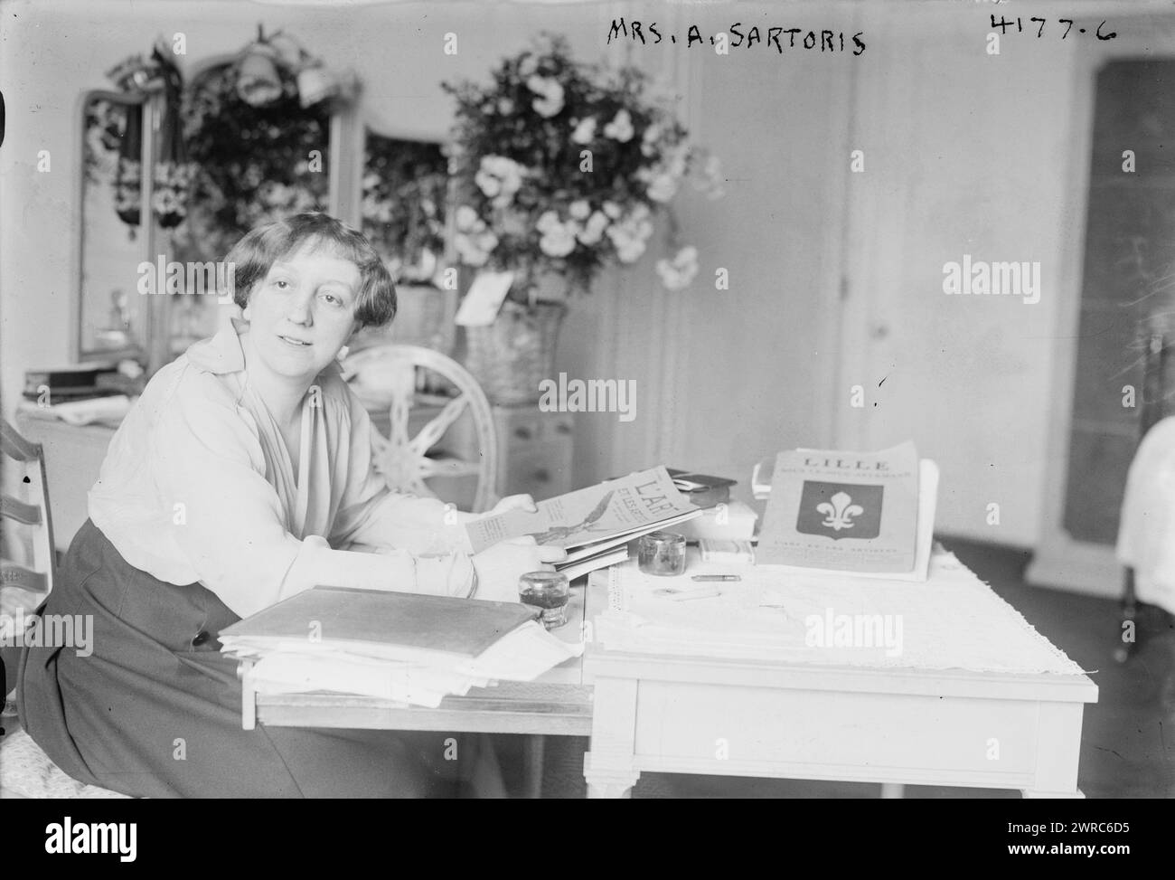 Signora A. Sartoris, la fotografia mostra Cecile Noufflard Satoris, che ha lavorato per conto del governo francese per restaurare monumenti e chiese distrutte nella prima guerra mondiale, 1917, Glass negative, 1 negative: Glass Foto Stock