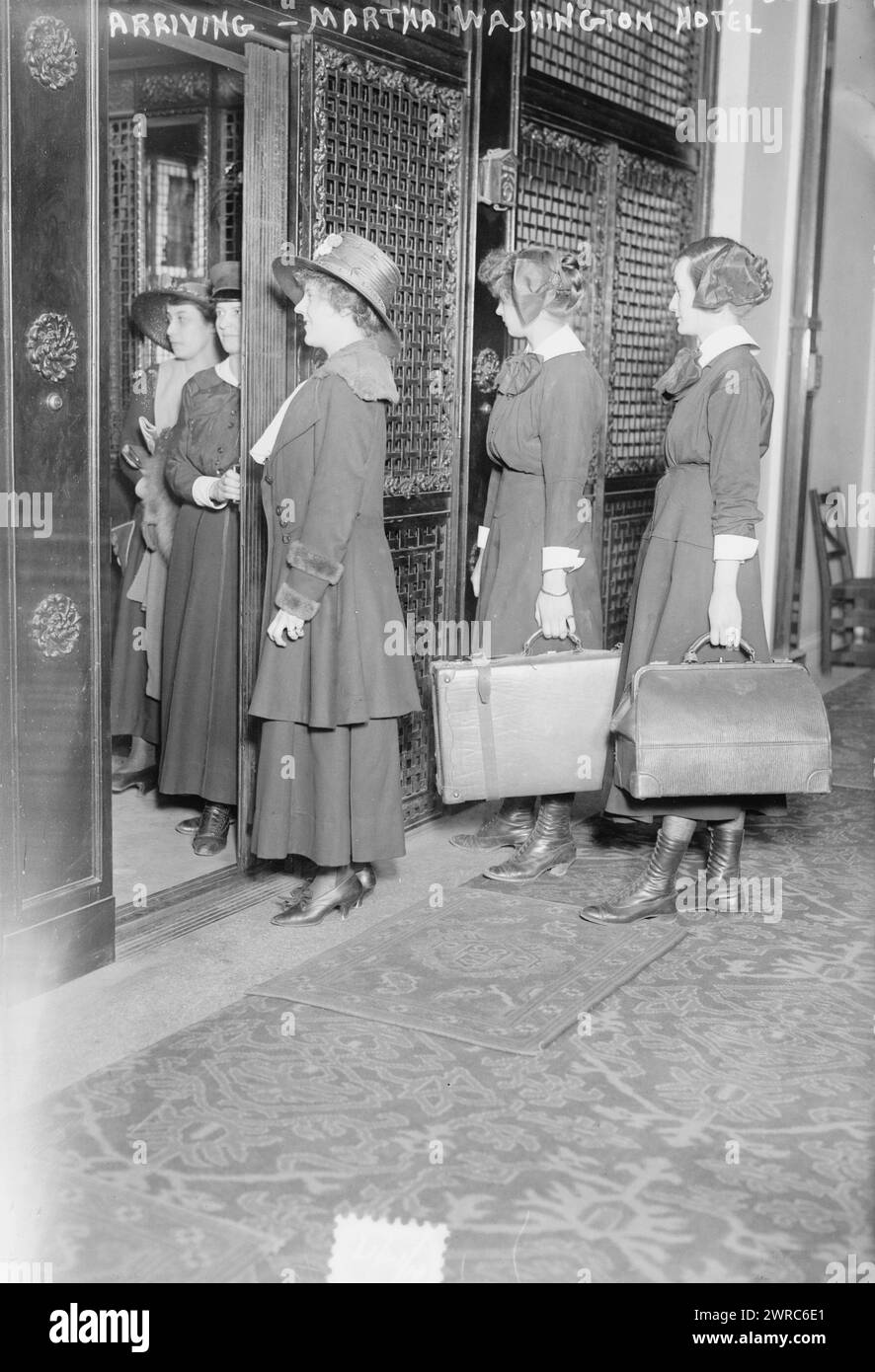 Arrivando, Martha Washington Hotel, tra ca. 1915 e ca. 1920, Glass negative, 1 negativo: Glass Foto Stock